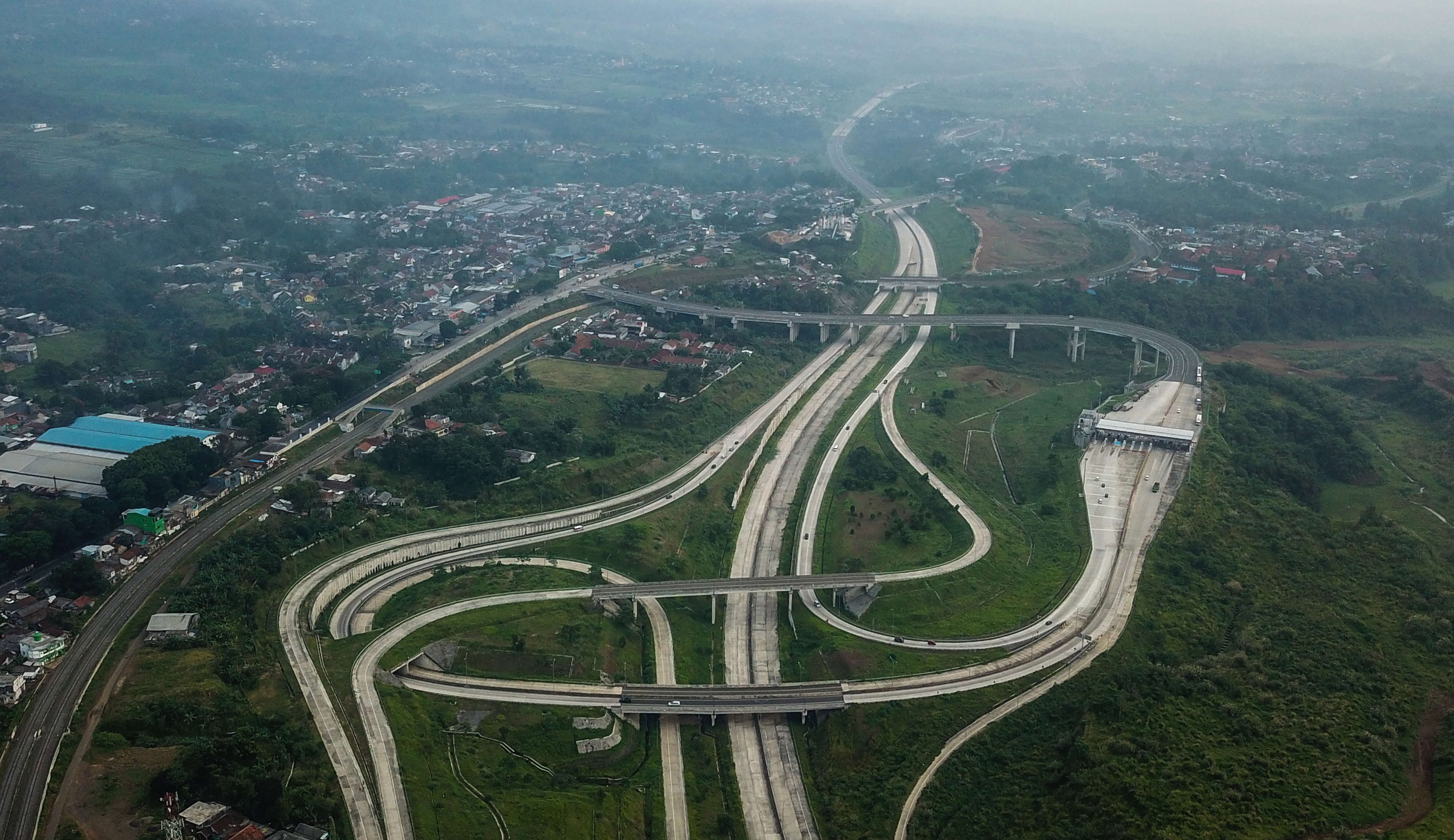Foto udara proyek pembangunan Jalan Tol Bocimi seksi II di Cigombong, Kabupaten Sukabumi.