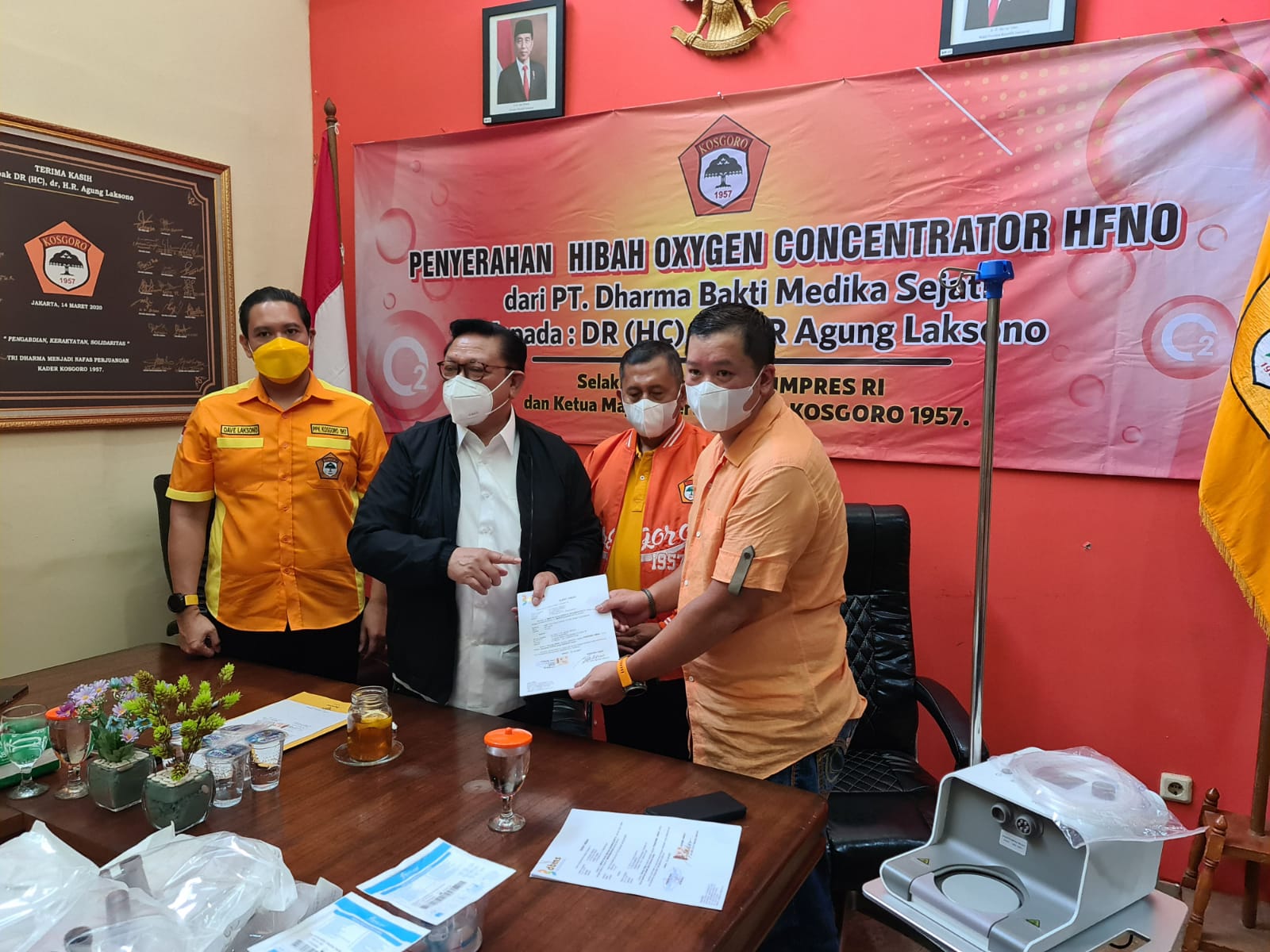 Penyerahan oxygen concentrator HFNO dari PT Dharma Bakti Medika Sejati kepada anggota Wantimpres RI Agung Laksono.