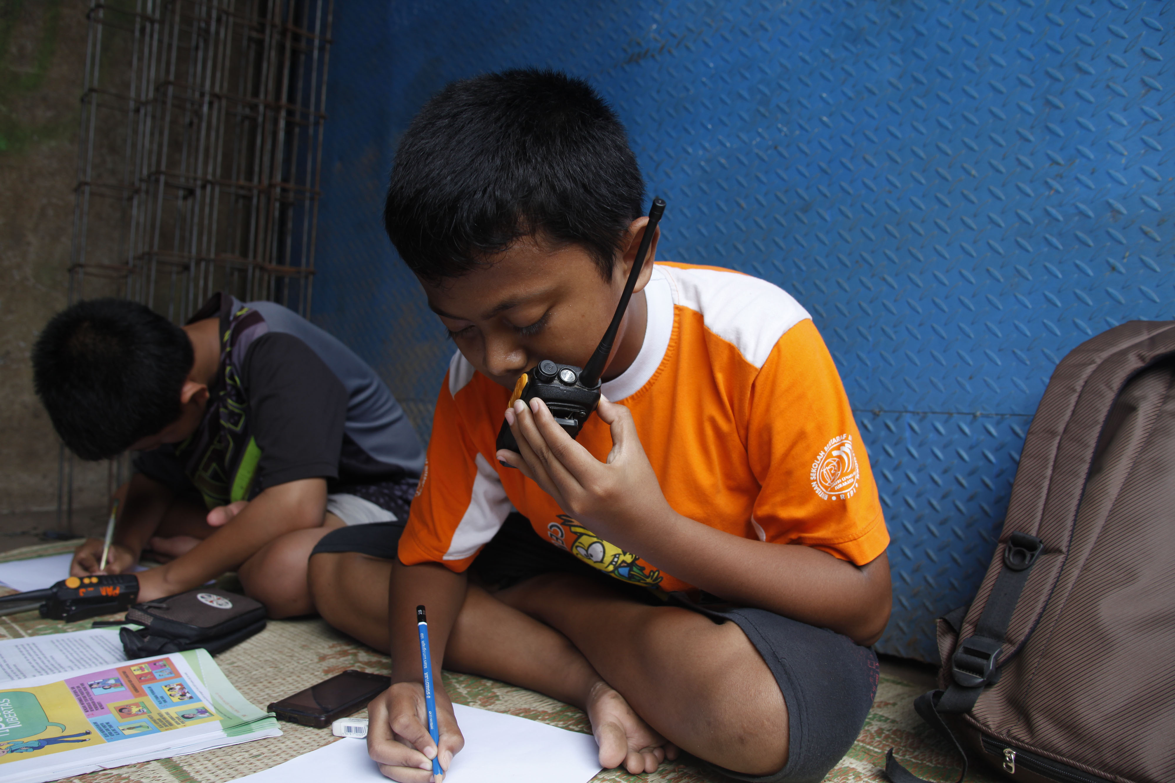 Siswa SD sedang menjalani pembelajaran jarak jauh (PJJ) selama pendemi Covid-19, kerap membuat jenuh anak didik.