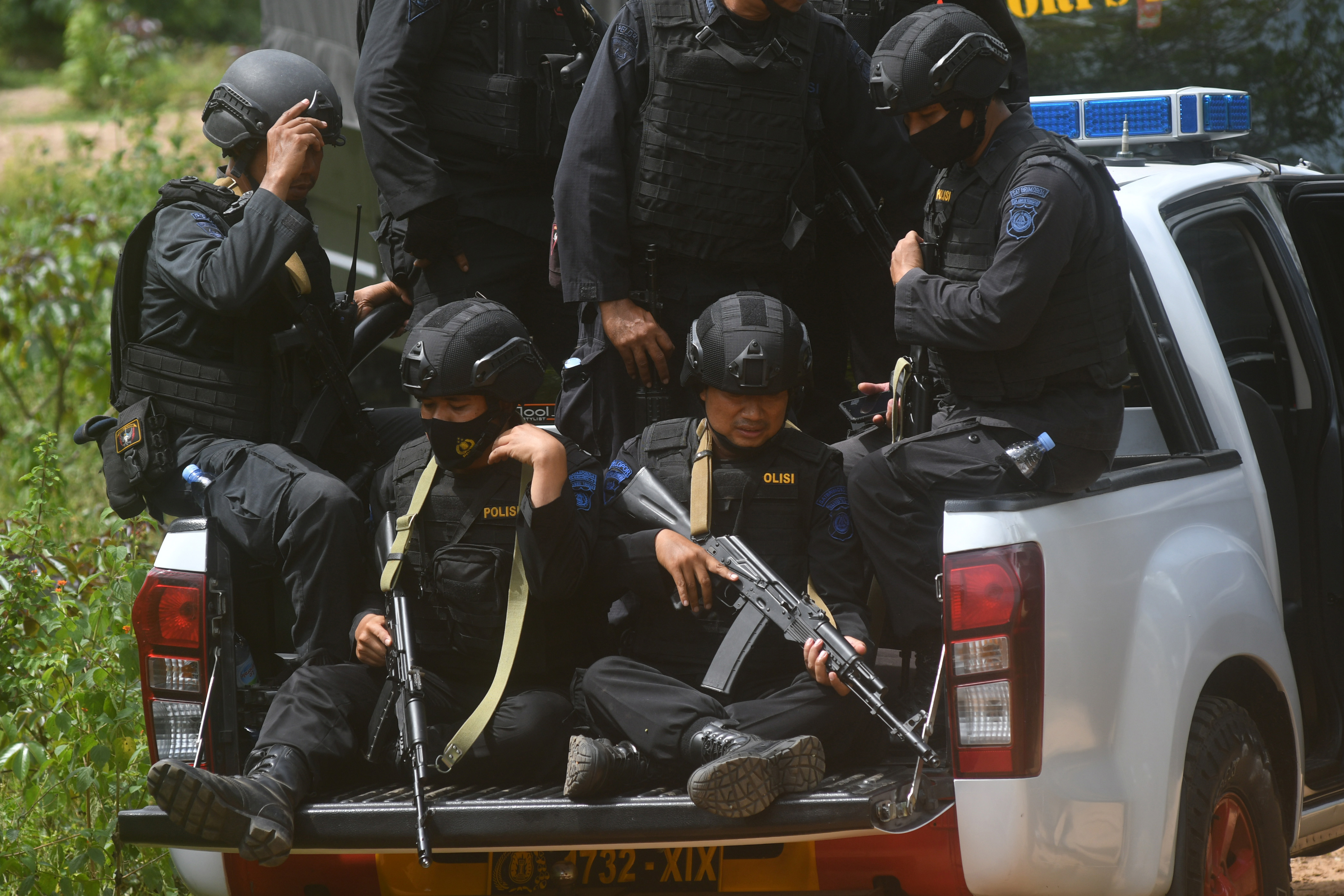 Personel Brimob Polri melakukan penyisiran di lokasi yang diduga menjadi persembunyian terduga teroris.