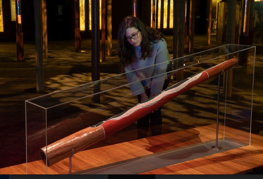 Seorang pengunjung melihat alat musik khas suku Aborigin Australia Didjeridu