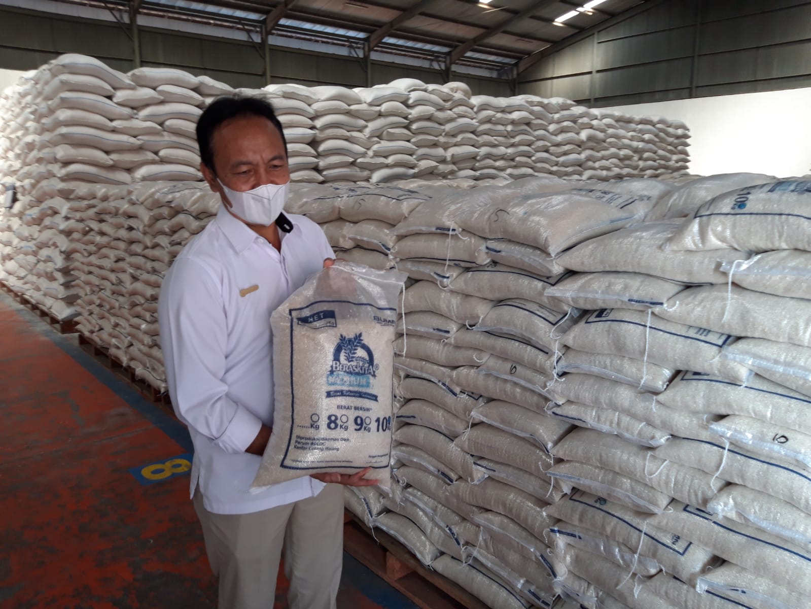 Supriyono, Pemimpin Cabang Bulog Subdivisi Regional Malang, Jawa Timur, memperlihatkan beras yang akan disalurkan ke masyarakat