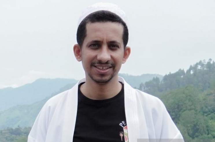 Habib Husein Ja’far Al Hadar yang juga dikenal Habib Milenial. 