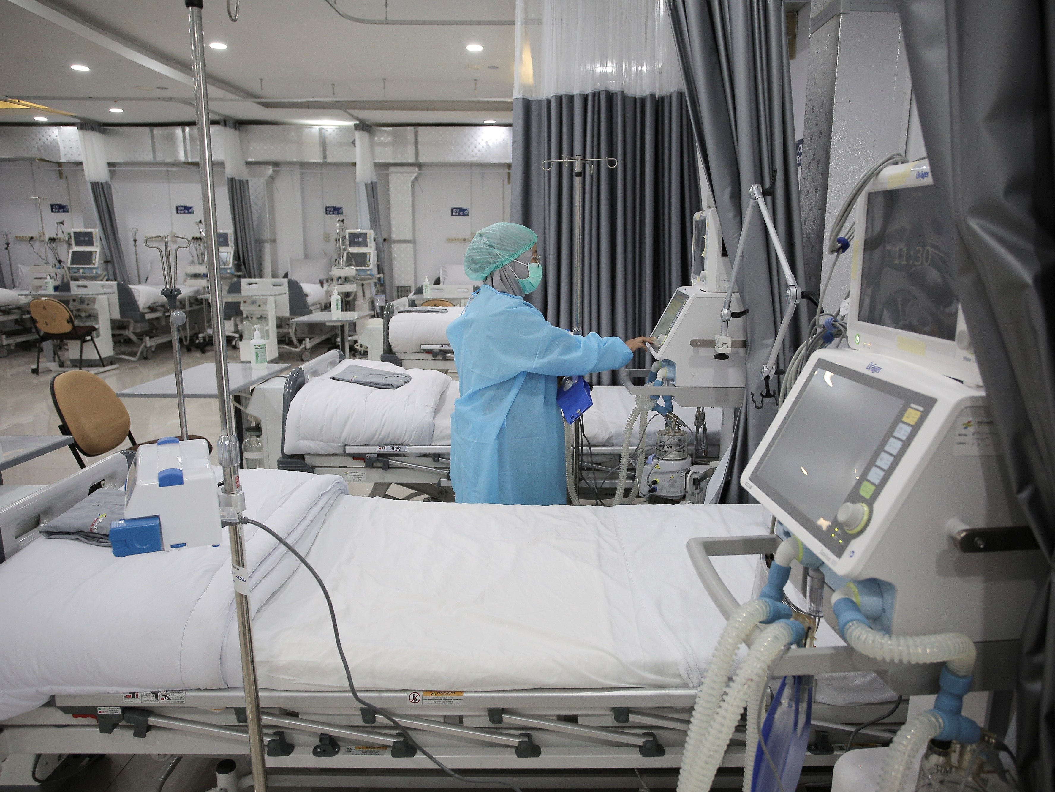 Petugas menyiapkan peralatan kesehatan untuk pasien COVID-19 di RSPJ Ekstensi Asrama Haji, Pondok Gede, Jakarta, Senin (19/7).