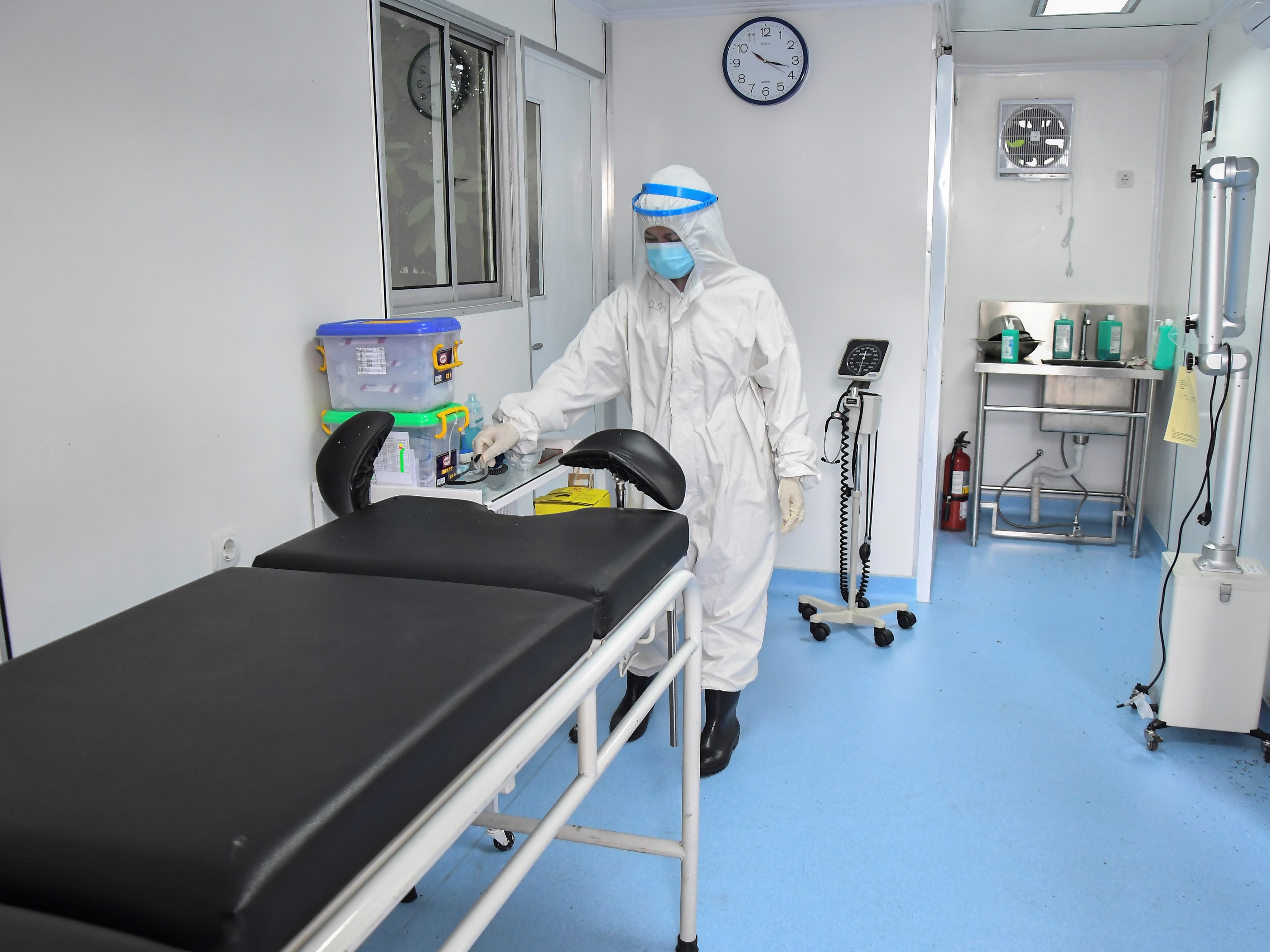 Petugas kesehatan merapikan peralatan medis di ruang bersalin Taman Cinta, Puskesmas Duren Sawit, Jakarta Timur.