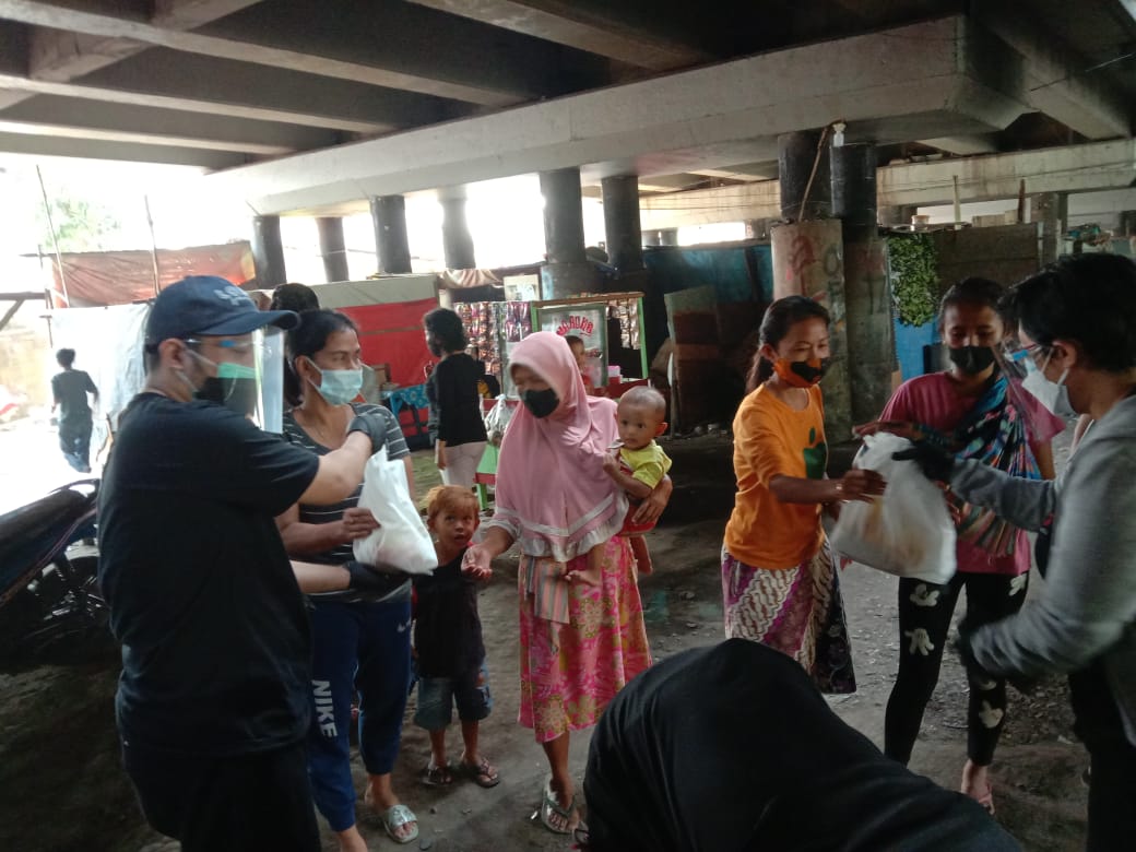 Ringankan Beban Warga, Baik Hati dan Relawan Salurkan Ribuan Paket Sembako 