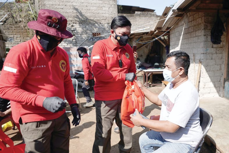 Kepala Budi Gunawan kembali meninjau pembagian bantuan sosial (bansos) di Desa Karang Tengah Cianjur, Jawa Barat.