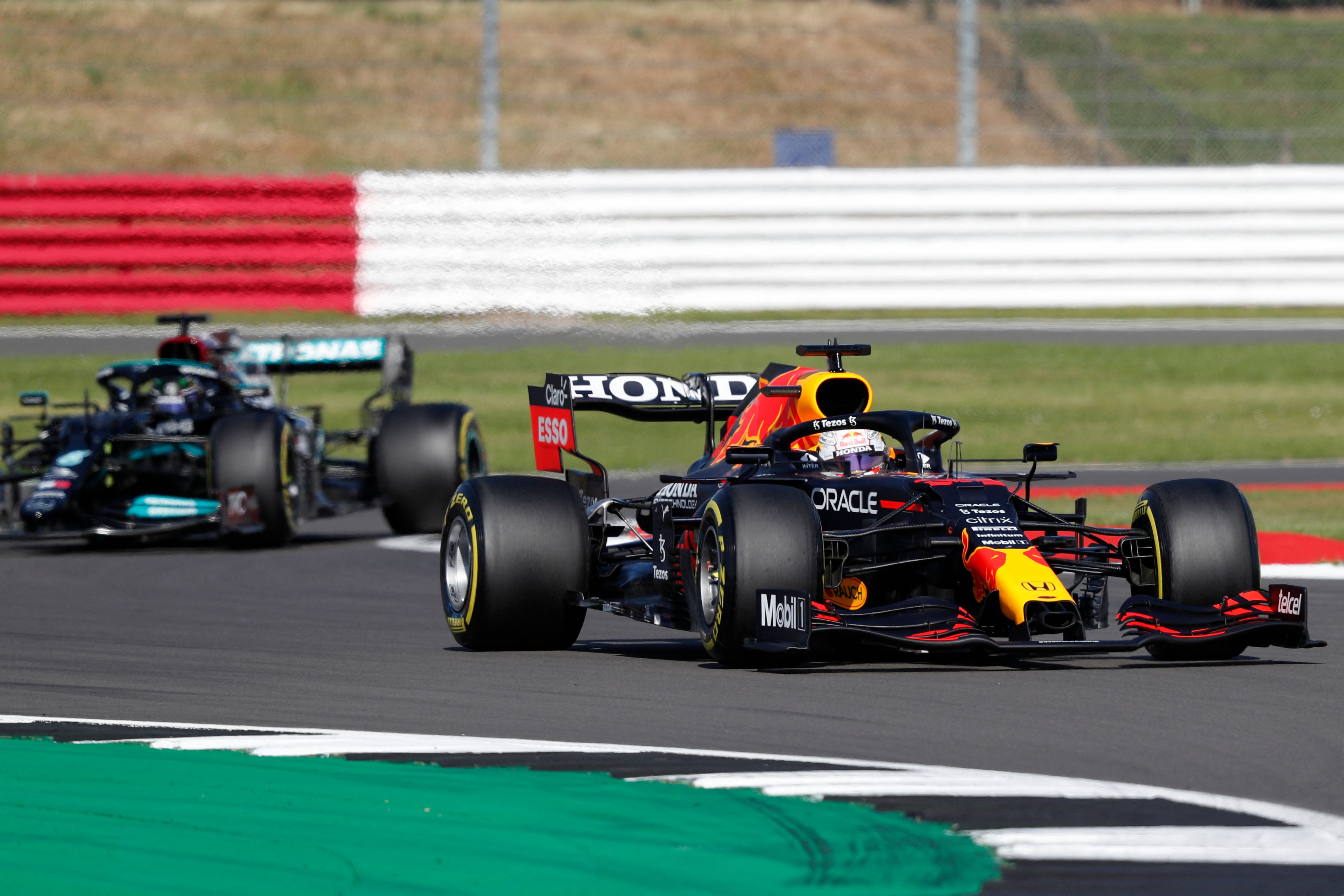 Pembalap red Bull Max Verstappen dikuti Pembalap Mercedes Lewis Hamilton