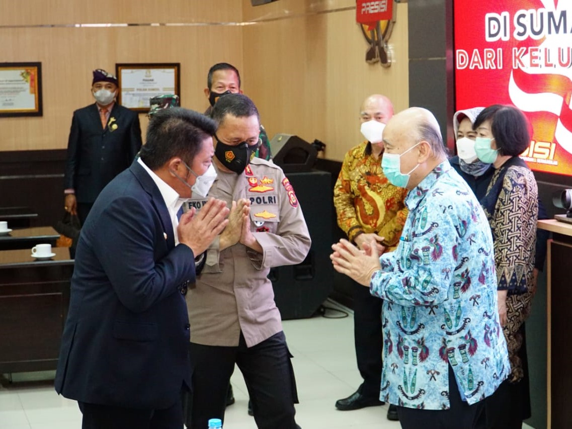 Penyerahan bantuan uang senilai Rp2 triliun dari keluarga almarhum Akidi Tio untuk penanganan covid-19 di Sumsel.