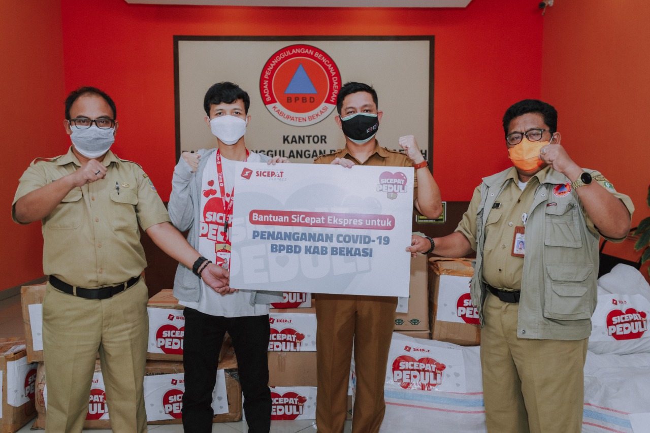 Penyerahan bantuan penanganan covid-19.