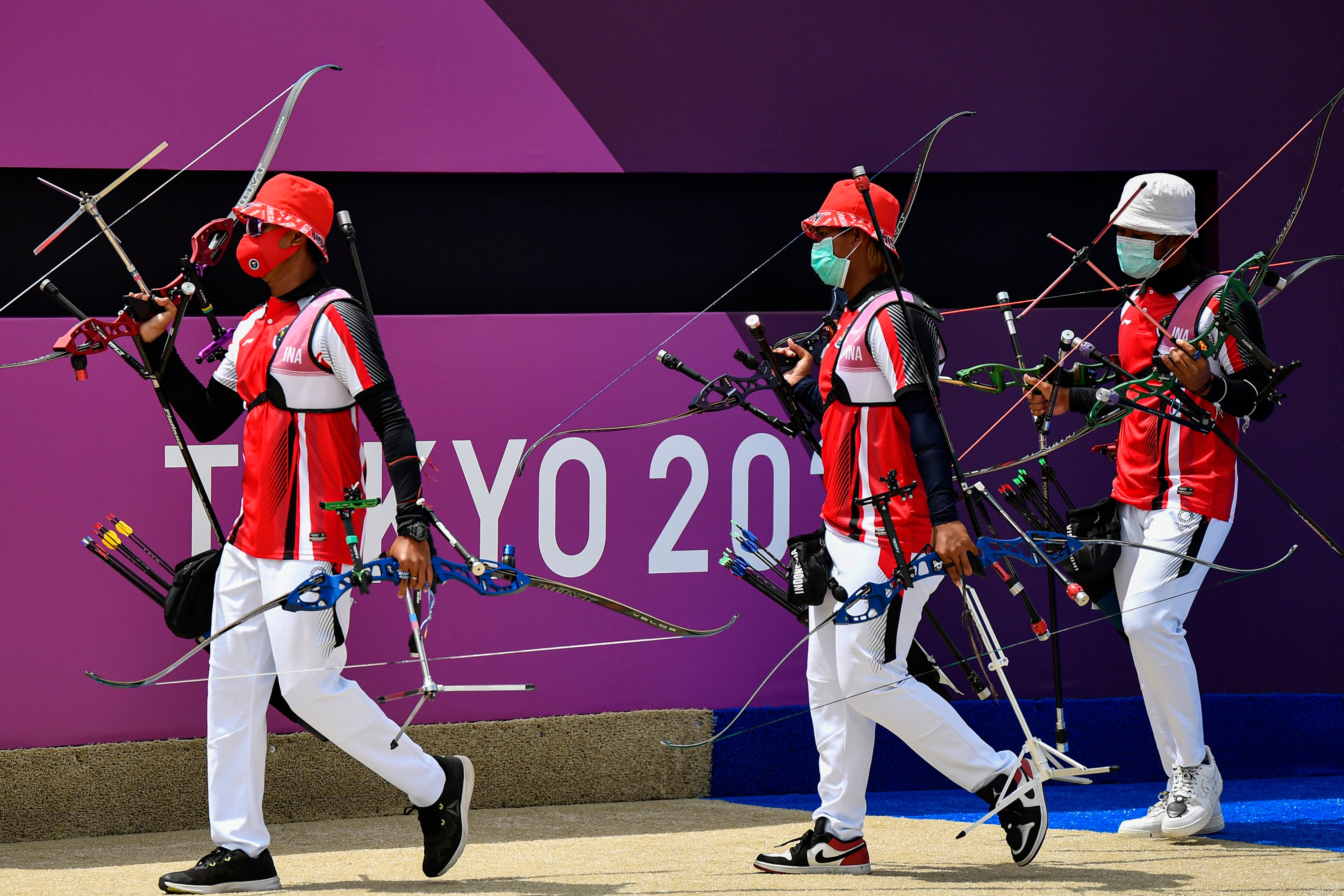 Tim panahan Indonesia meninggalkan lapangan seusai berlaga di Olimpiade Tokyo 2020.