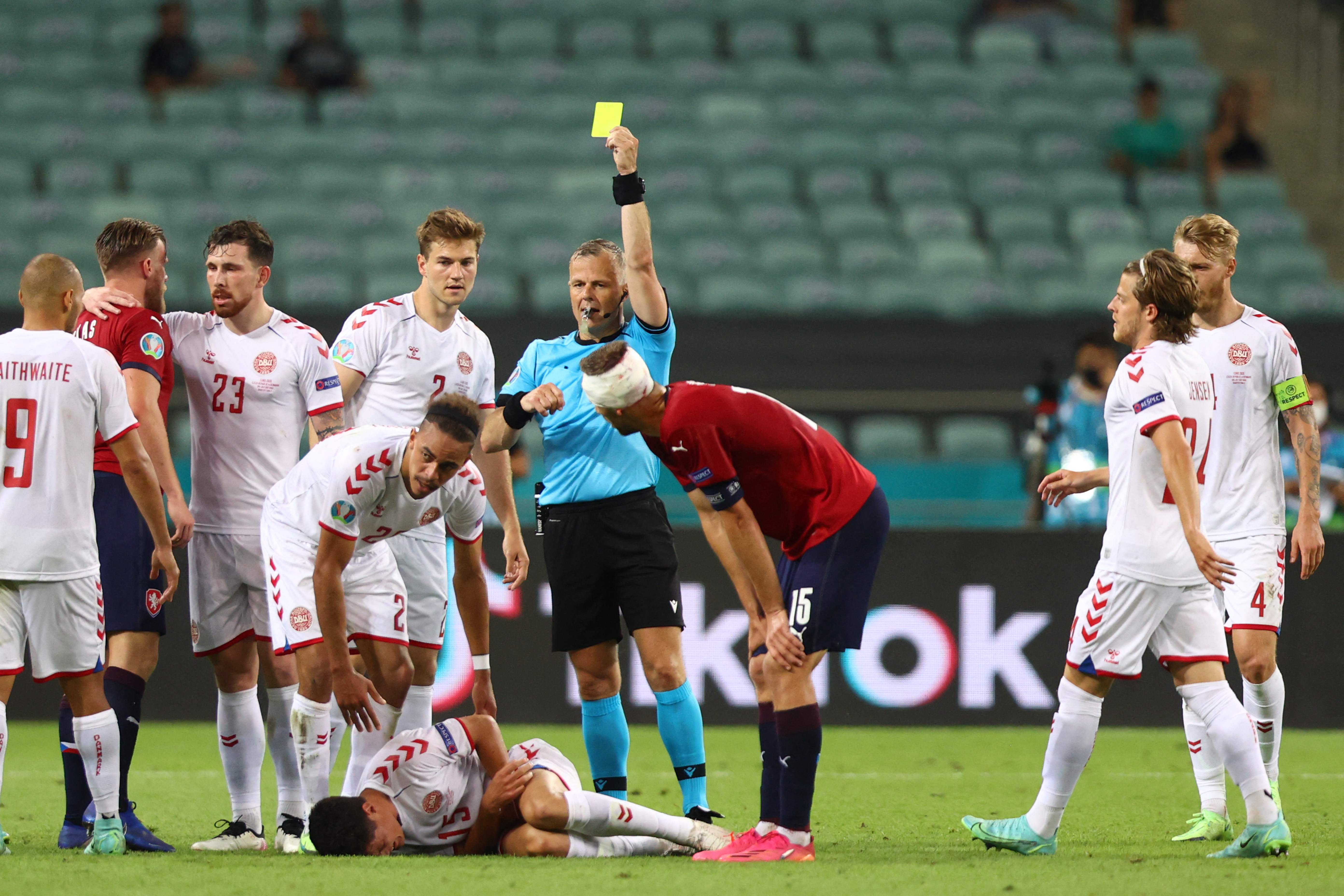 Wasit asal Belanda Bjorn Kuipers (tengah) mengeluarkan kartu kuning saat laga perempat final Euro 2020 antara Timnas Ceko dan Denmark.
