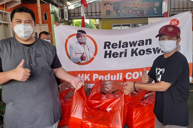 Penyerahan bantuan kepada warga di Bekasi.