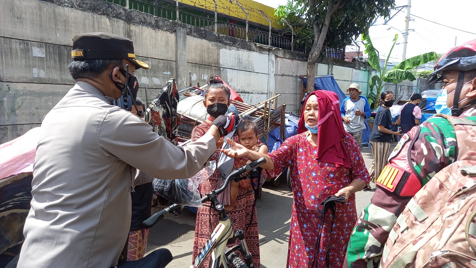 Kapolsek Senen saat membagikan sembako untuk warga yang terdampak PPKM darurat.