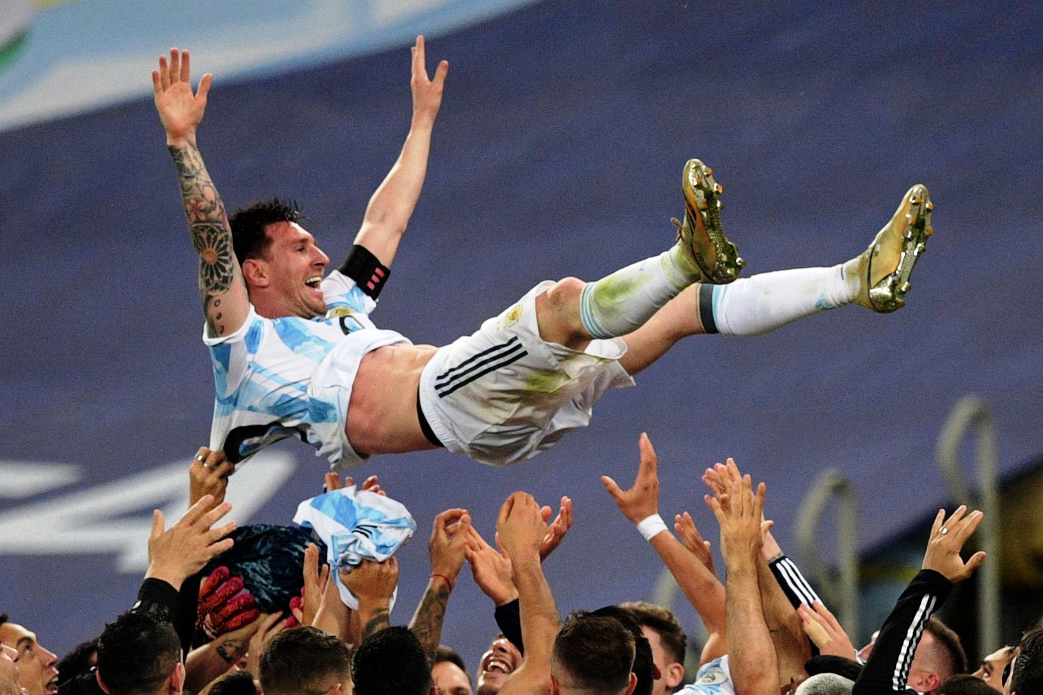 Kapten Timnas Argentina Lionel Messi dieulu-elukan rekan setimnya seusai mengalahkan Brasil 1-0 di final Copa America 2021.