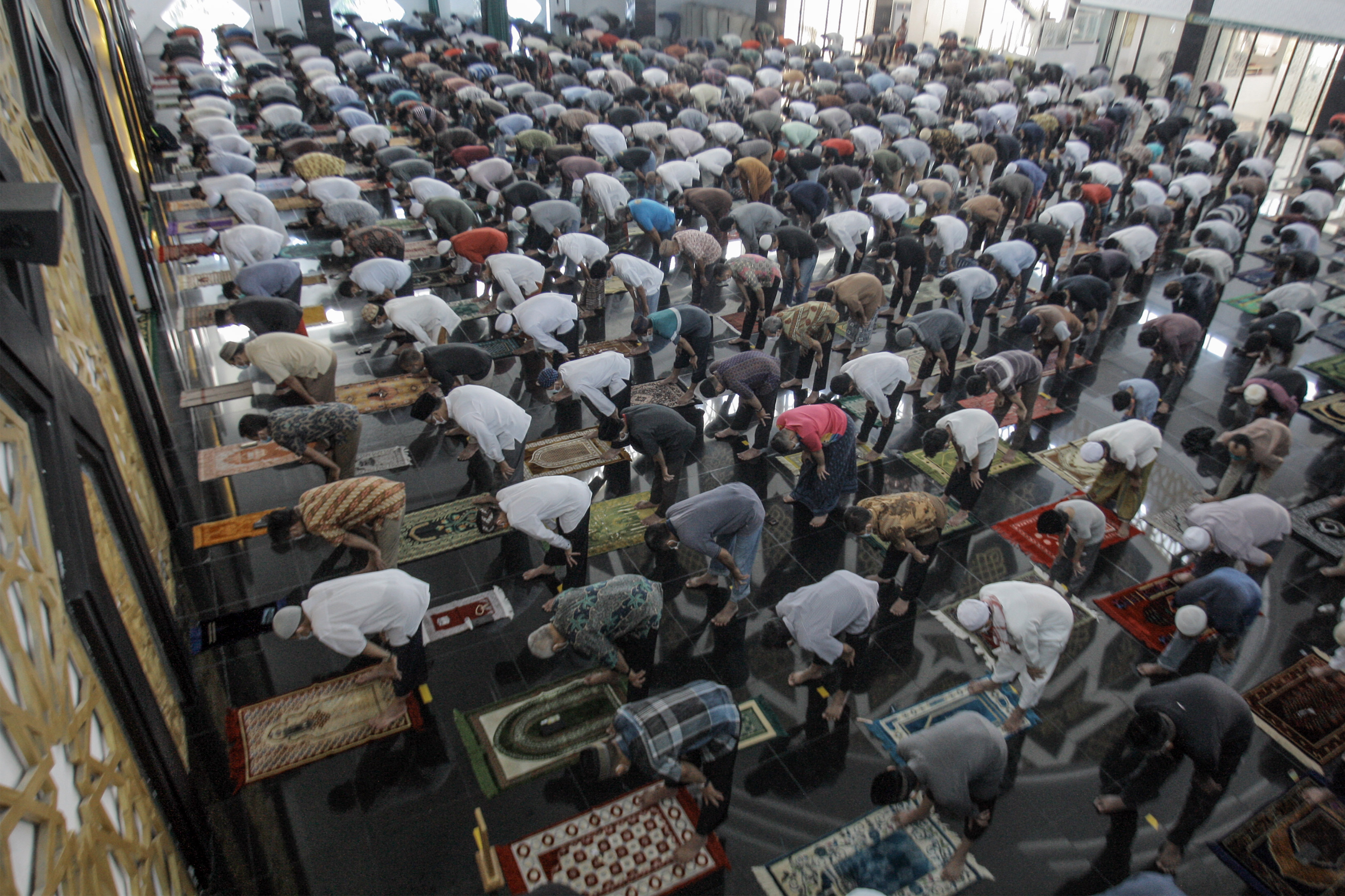 Sehari jelang PPKM Darurat, warga masih melaksanakan ibadah shalat Jumat di Masjid Baitul Faidzin, Cibinong, Kabupaten Bogor, Jawa Barat.
