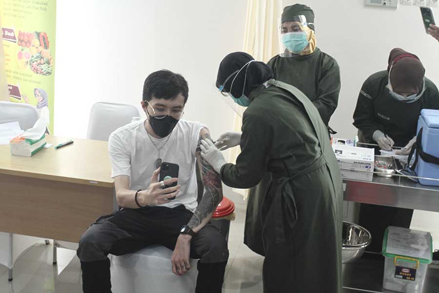 Dokter Tirta Mandira Hudhi (kiri) disuntik vaksin covid-19 di Puskesmas Ngemplak 2, Sleman, DI Yogyakarta, Kamis (14/1).