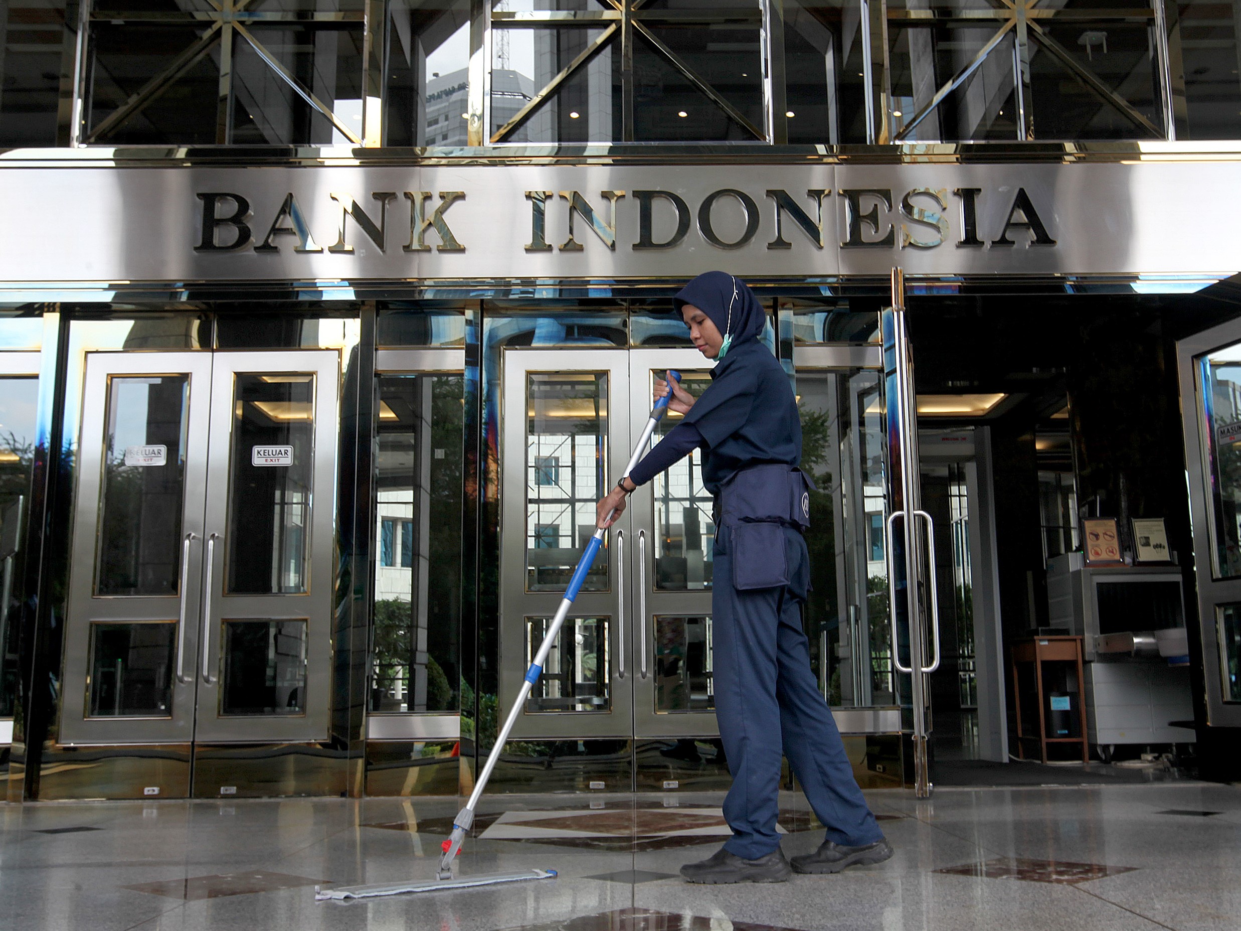 Logo Bank Indonesia di gedung Bank Indonesia, Jakarta. 