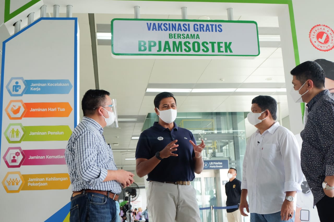 Dirut BPJAMSOSTEK Anggoro Eko Cahyo mengunjungi vaksinasi Covid-19 gratis bagi masyarakat umum di Stasiun MRT Blok A, Jakarta Selatan. 