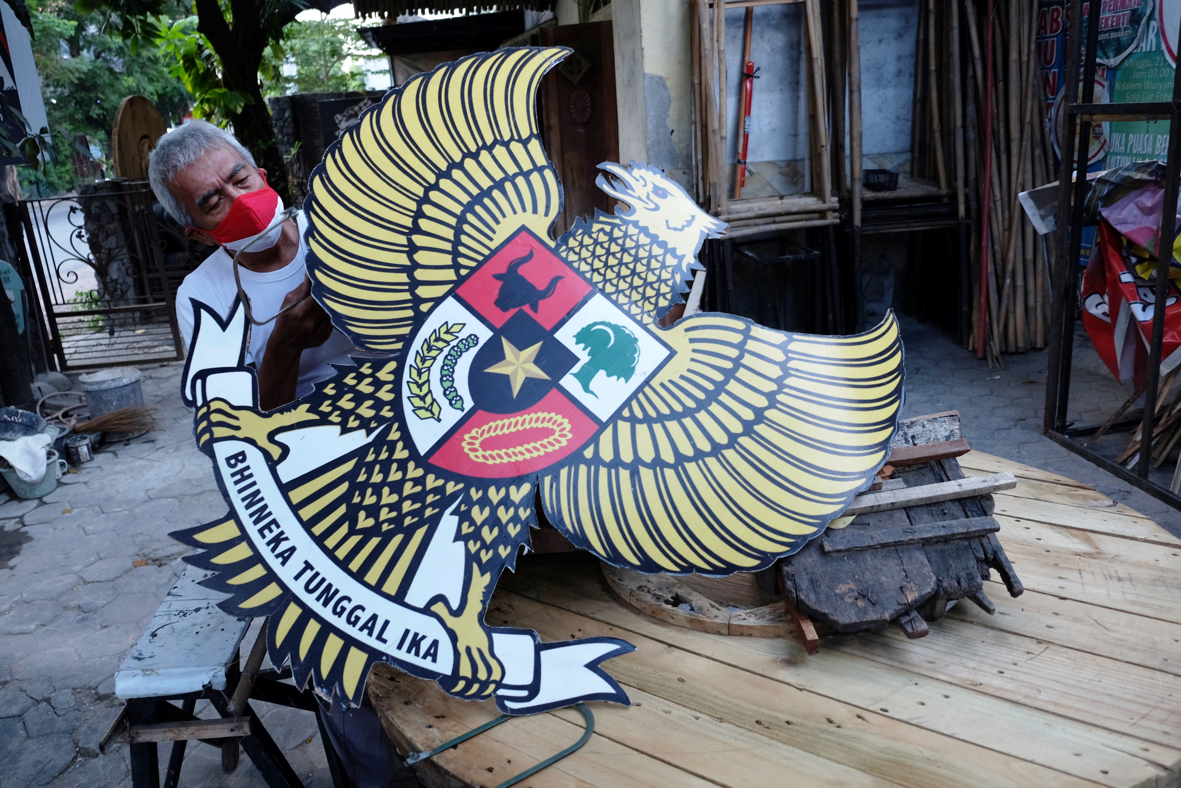 REPLIKA BURUNG GARUDA.