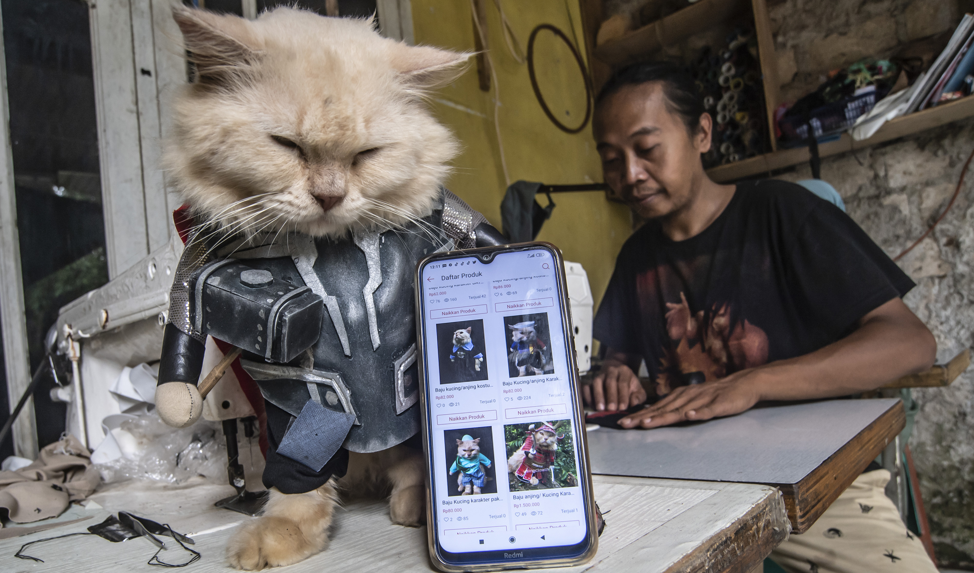 Penjahit mengerjakan pembuatan aksesoris busana untuk kucing di Usingcloath, Bogor, Jawa Barat.