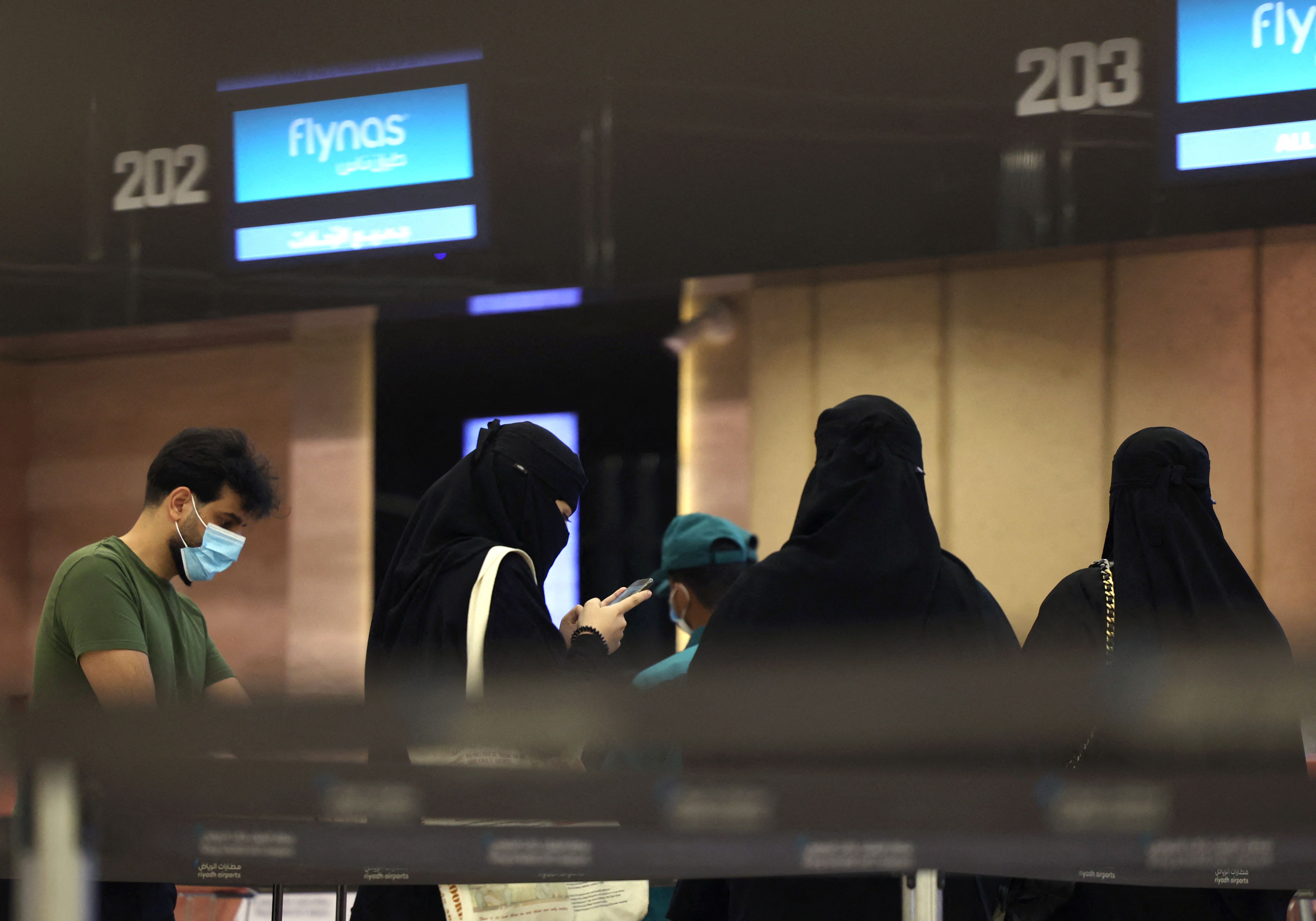 Sejumlah warga tiba di Bandara Internasional Raja Khaled di Riyadh, Arab Saudi.