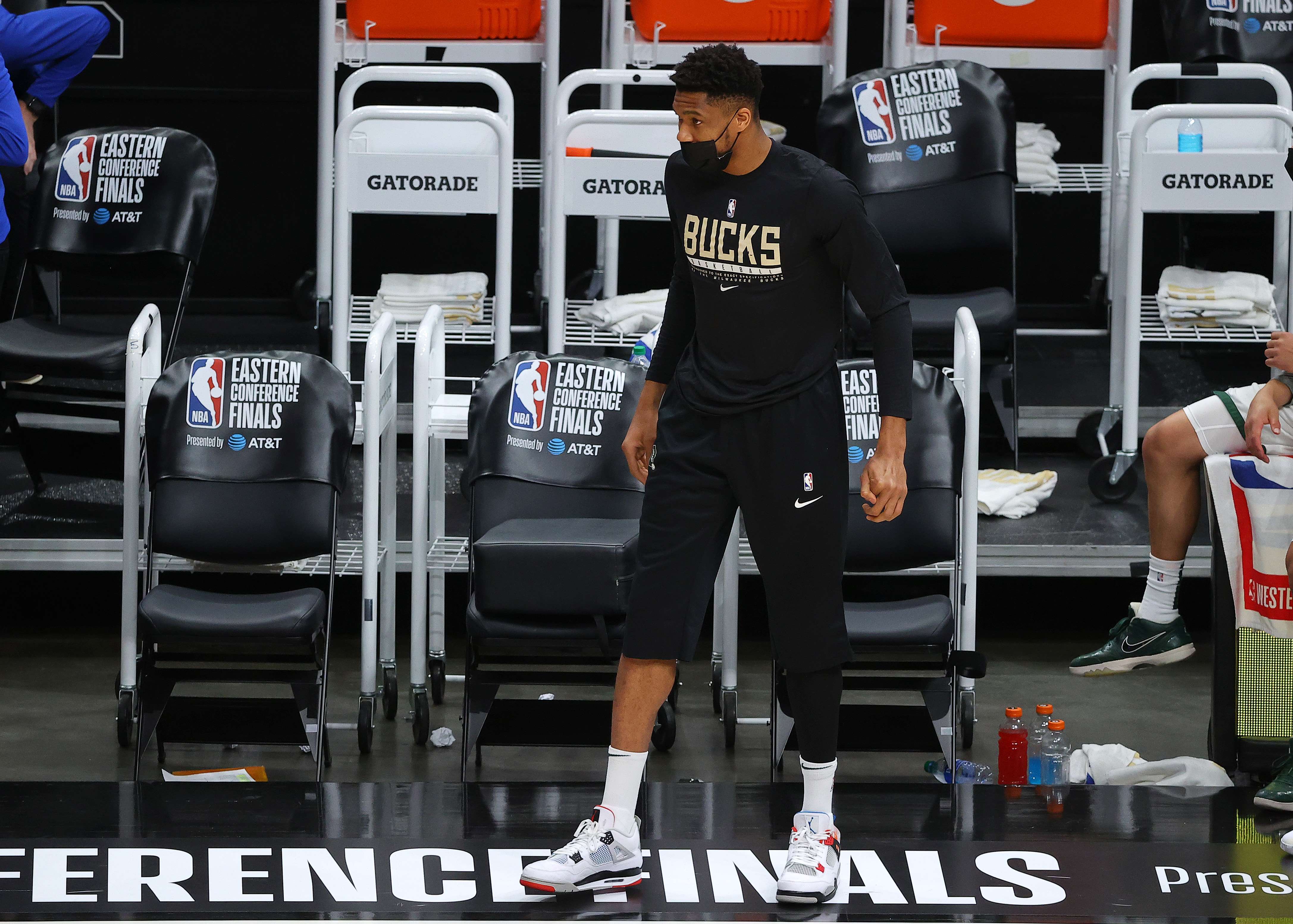 Giannis Antetokounmpo, pebasket andalan Milwaukee Bucks, tampak masih cedera.