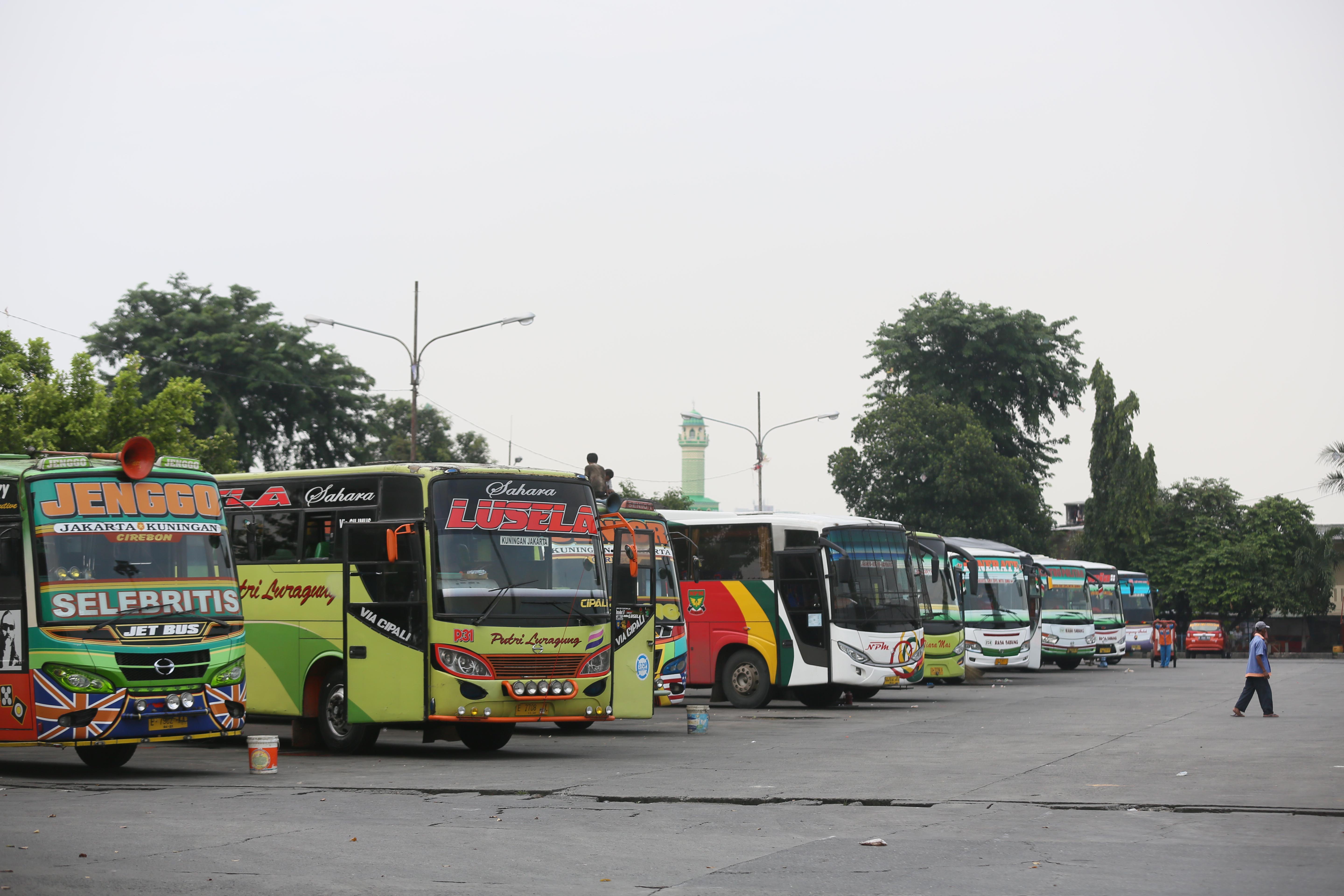 Bus antarkota berjejer di Terminal Pulogadung, Jakarta Timur.