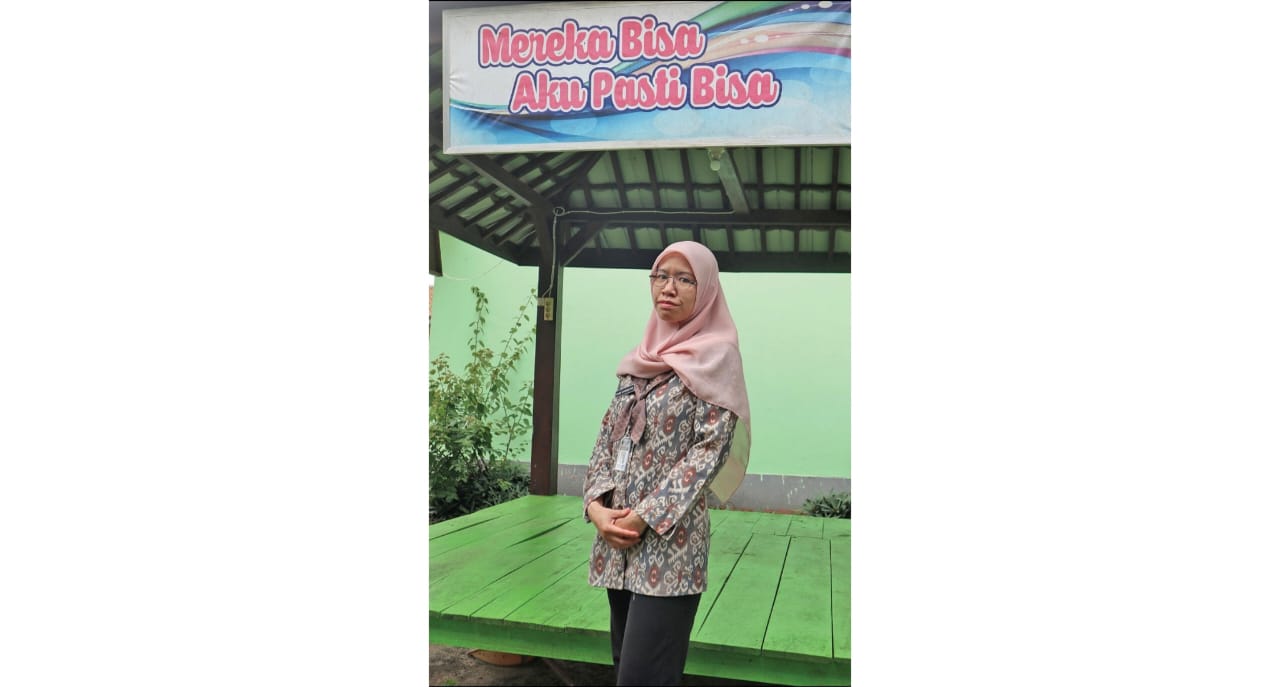 Fenny Ayuningtyas, 34, guru disabilitas rungu wicara di SLBN Temanggung, Jawa Tengah, berpose di lingkungan sekolahnya, pekan lalu.