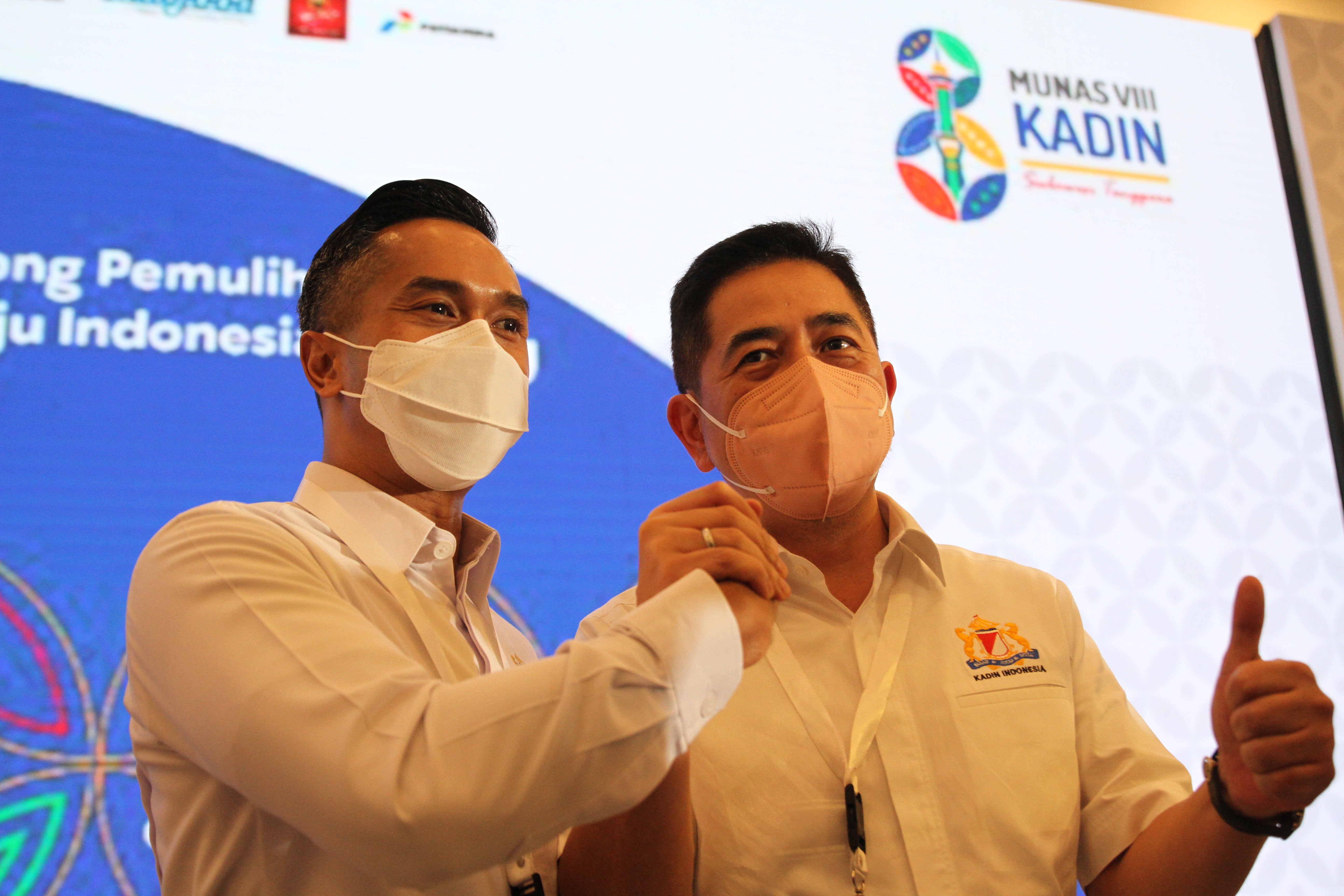 Arsjad Rasjid dan Anindya Bakrie berfoto bersama seusai penetapan Ketua Umum Kadin periode 2021-2026.