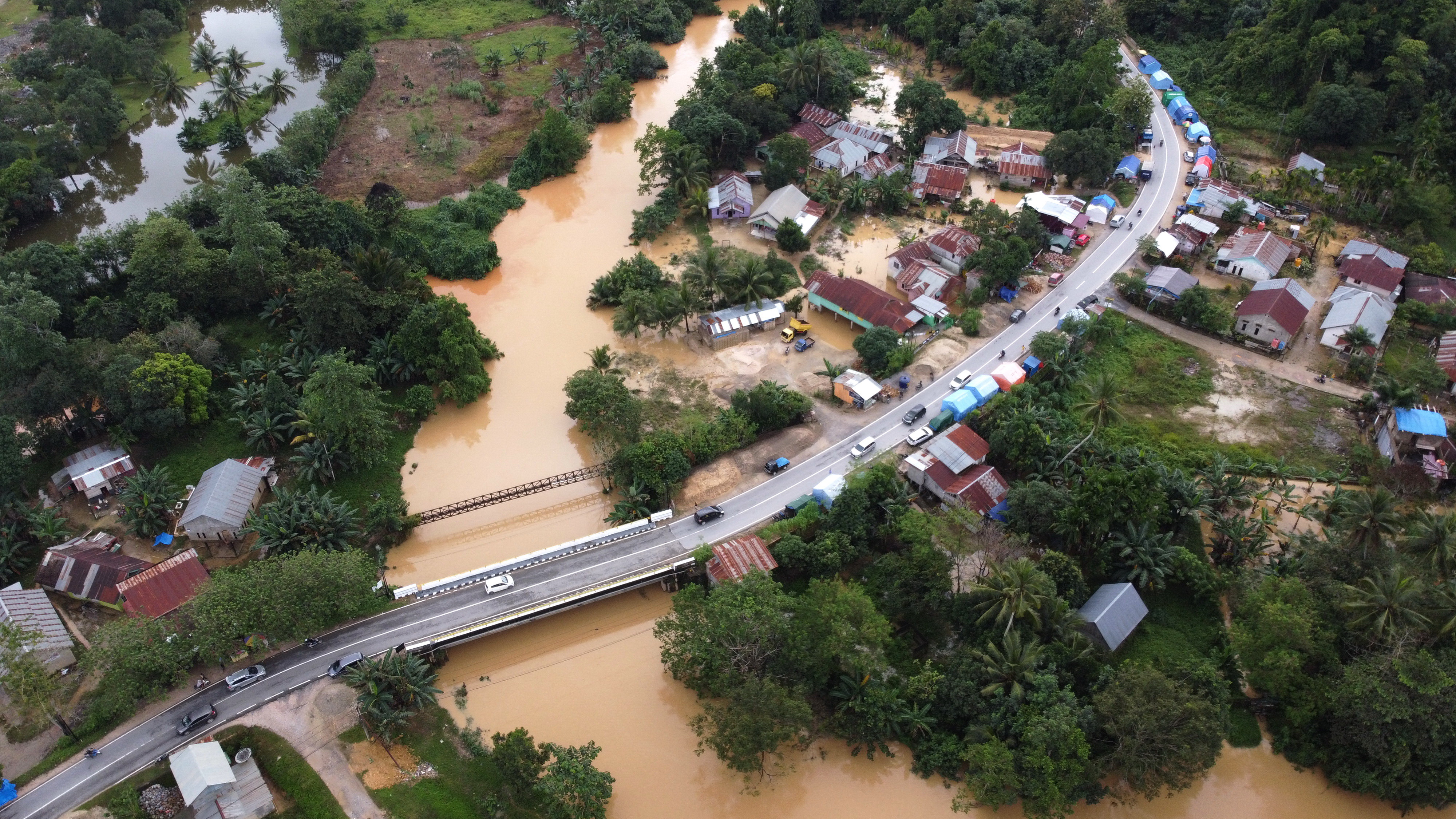 Foto udara banjir yang melanda wilayah Kendari, Sulawesi Tenggara.