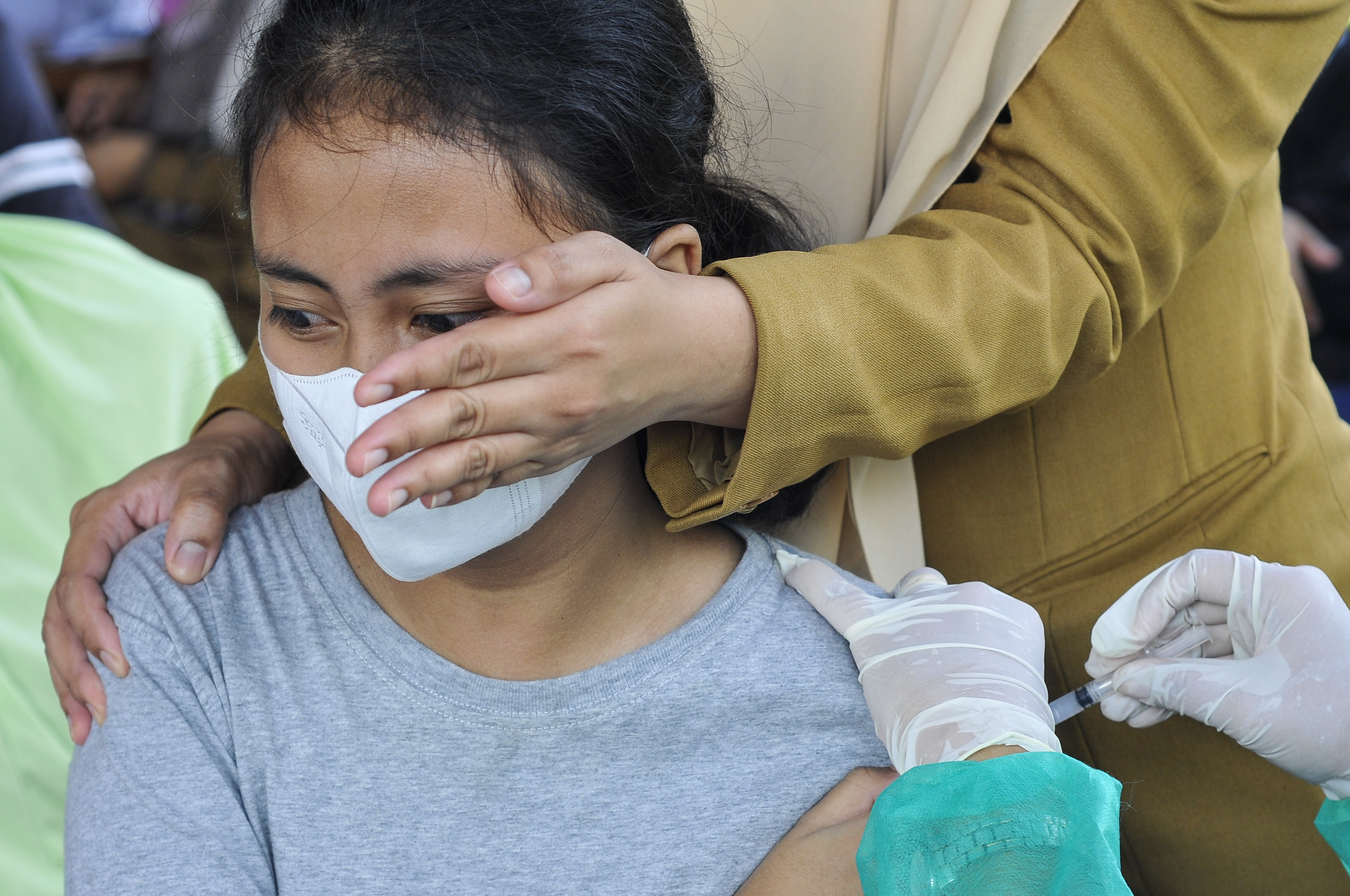 Seorang anak mengikuti vaksinasi covid-19 di RPTRA Pulobesar, Sunter, Jakarta Utara, Senin (12/7)