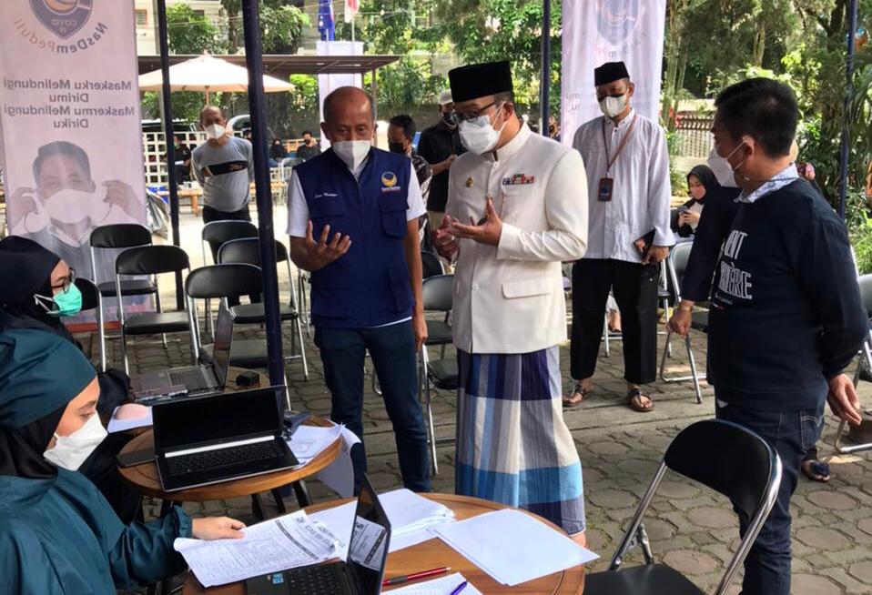 Gubernur Jawa Barat Ridwan Kamil meninjau sentra vaksinasi NasDem