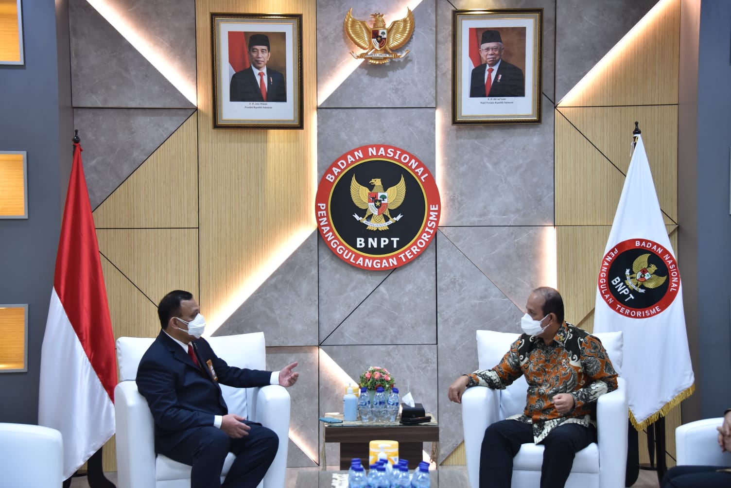 Ketua KPK Firli Bahuri (kiri) berbincang dengan Kepala BNPT Komjen Boy Rafli Amar 