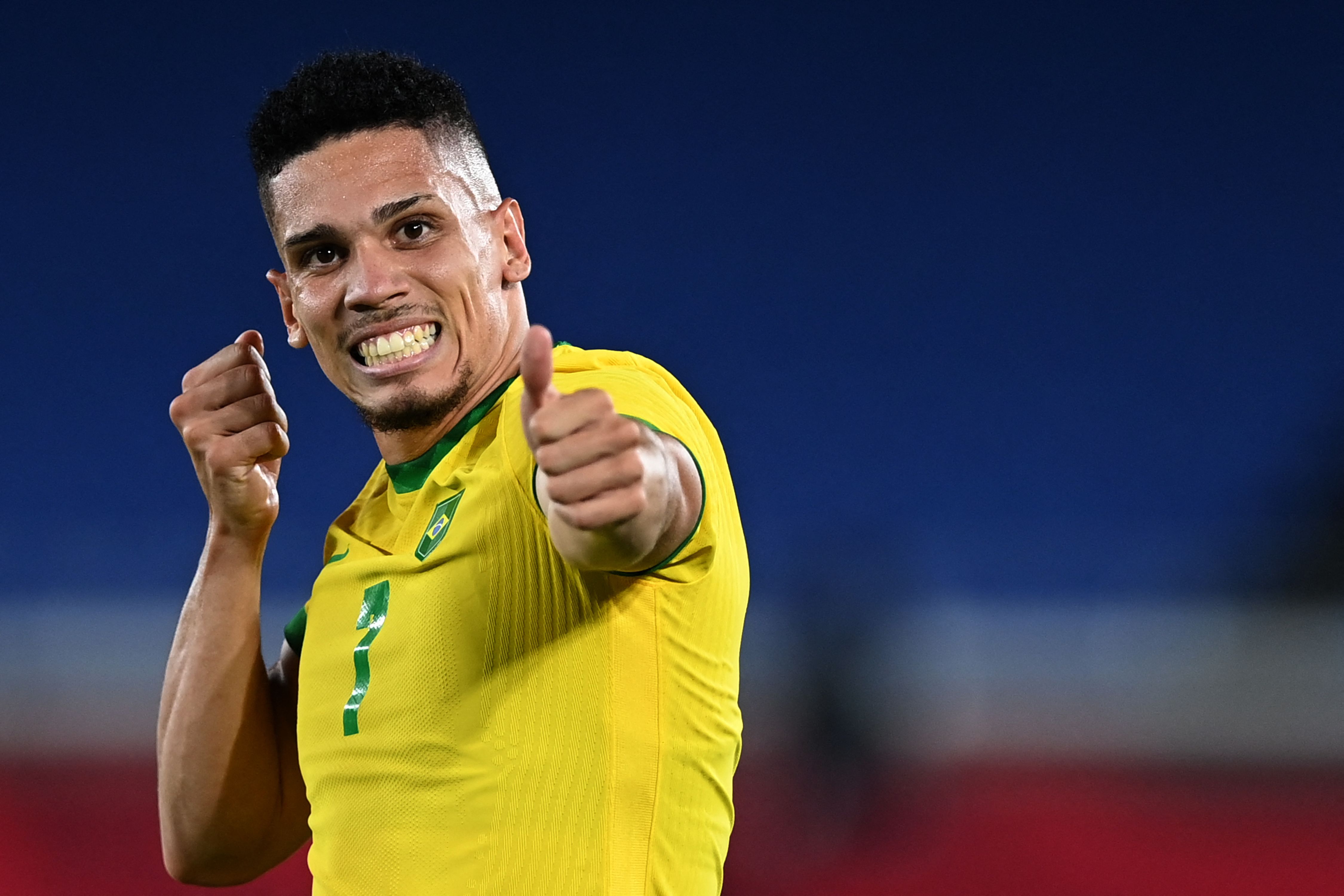 Gelandang Brasil Paulinho melakukan selebrasi dengan gestur memanah setelah mencetak gol ke gawang Jerman di laga Olimpiade Tokyo 2020.
