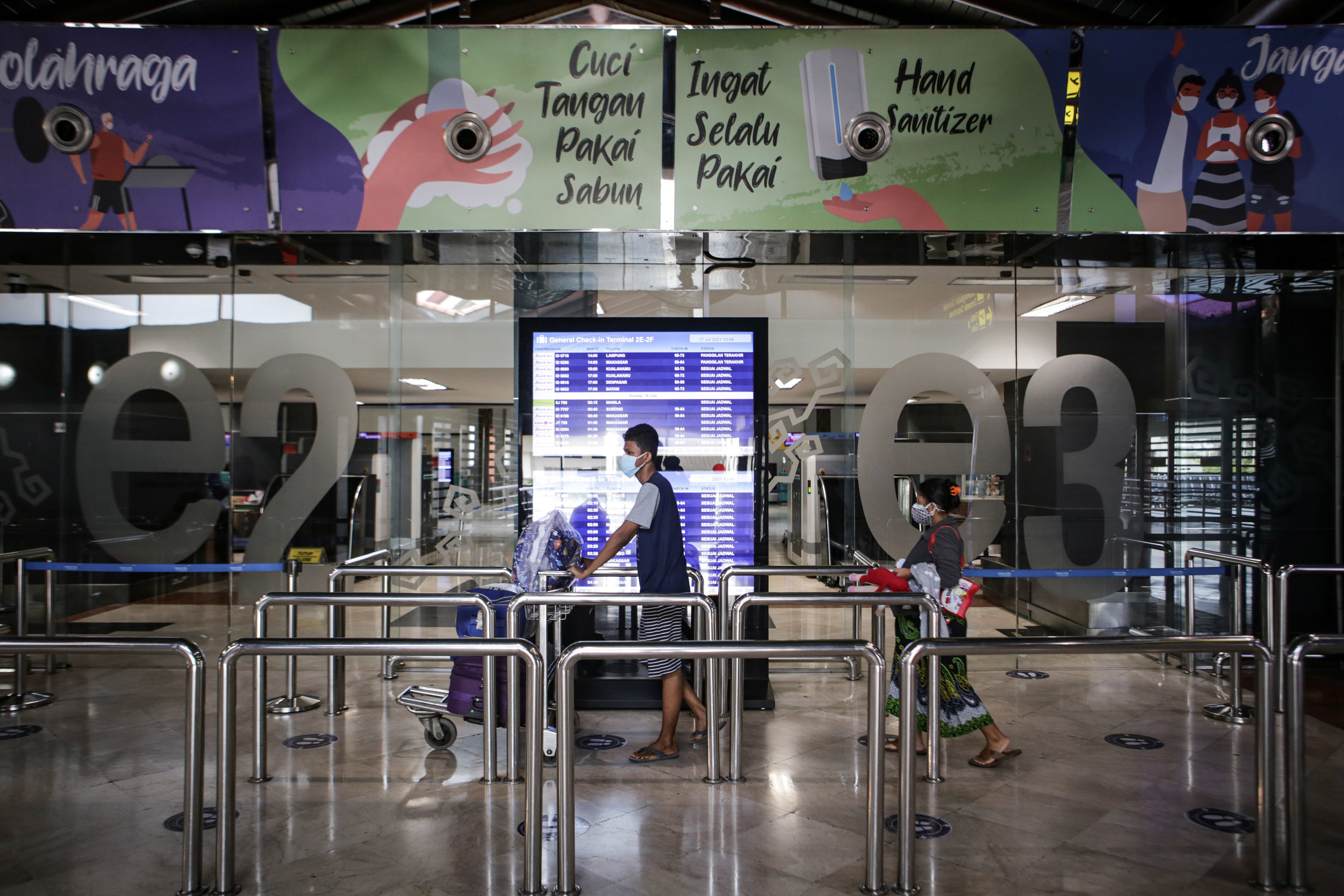 Calon penumpang pesawat bersiap masuk ke area keberangkatan di Terminal 2E Bandara Internasional Soekarno Hatta, Tangerang, Banten
