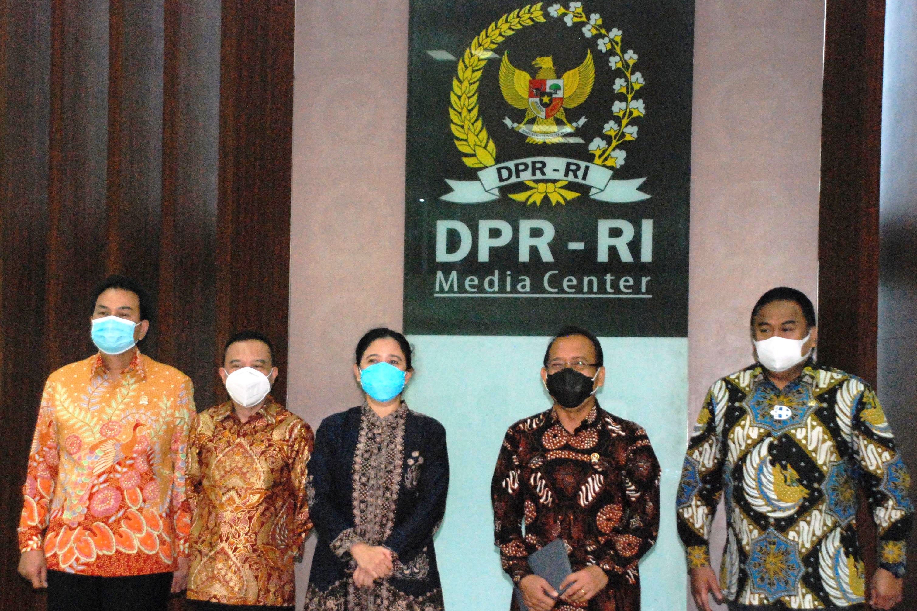 Ketua DPR RI Dr (HC) Puan Maharani (tengah).