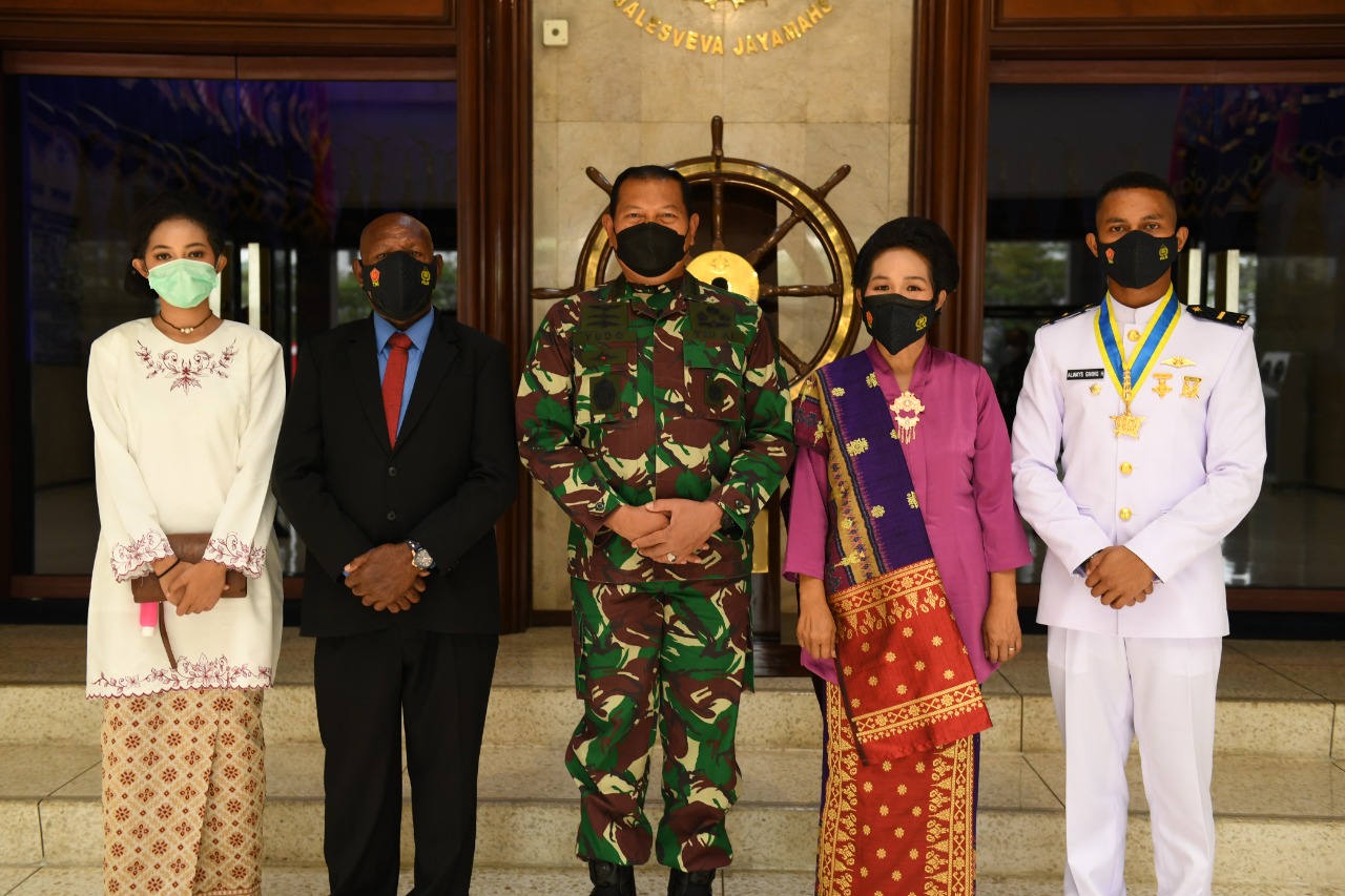 Peraih Adhi Makayasa Always Giving Hamonangan (kanan) berfoto bersama Kasal TNI Yudo Margono (ketiga dari kanan)