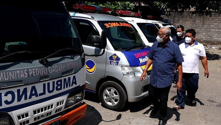 Ketua DPW NasDem Yogyakarta Subardi saat melihat perlengkapan medis di dalam mobil.