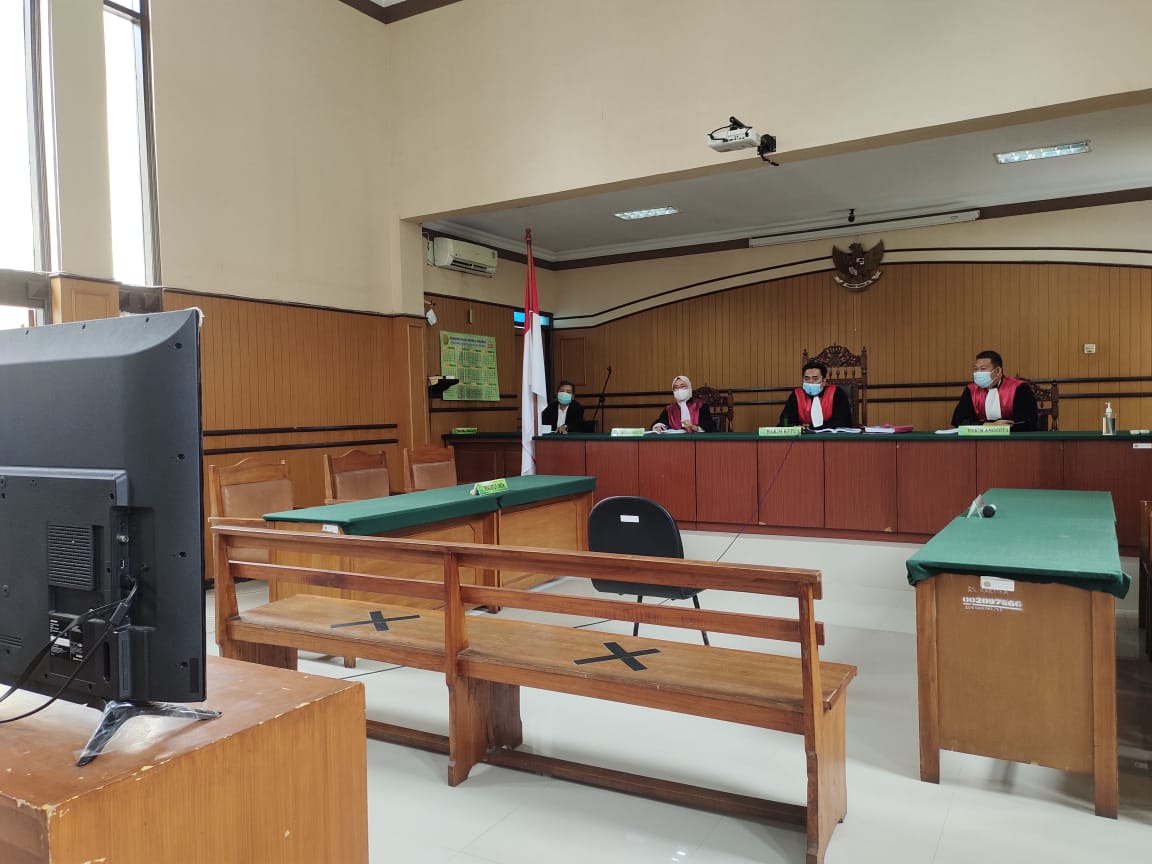 Majelis Hakim Pengadilan Negeri Kelas IB Cianjur, Jawa Barat, sedang melaksanakan persidangan secara virtual, pekan lalu.