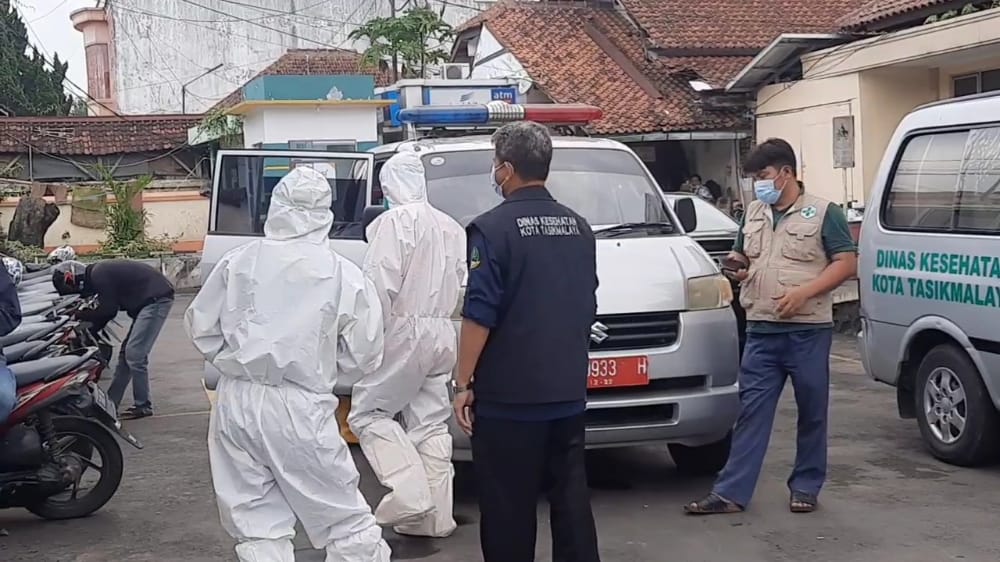 Ambulance yang membawa pasien Covid-19 mengantre di depan ruangInstalasi Gawat Darurat (IGD) RSUD dr Soekardjo Kota Tasikmalaya, Kamis (1/7)