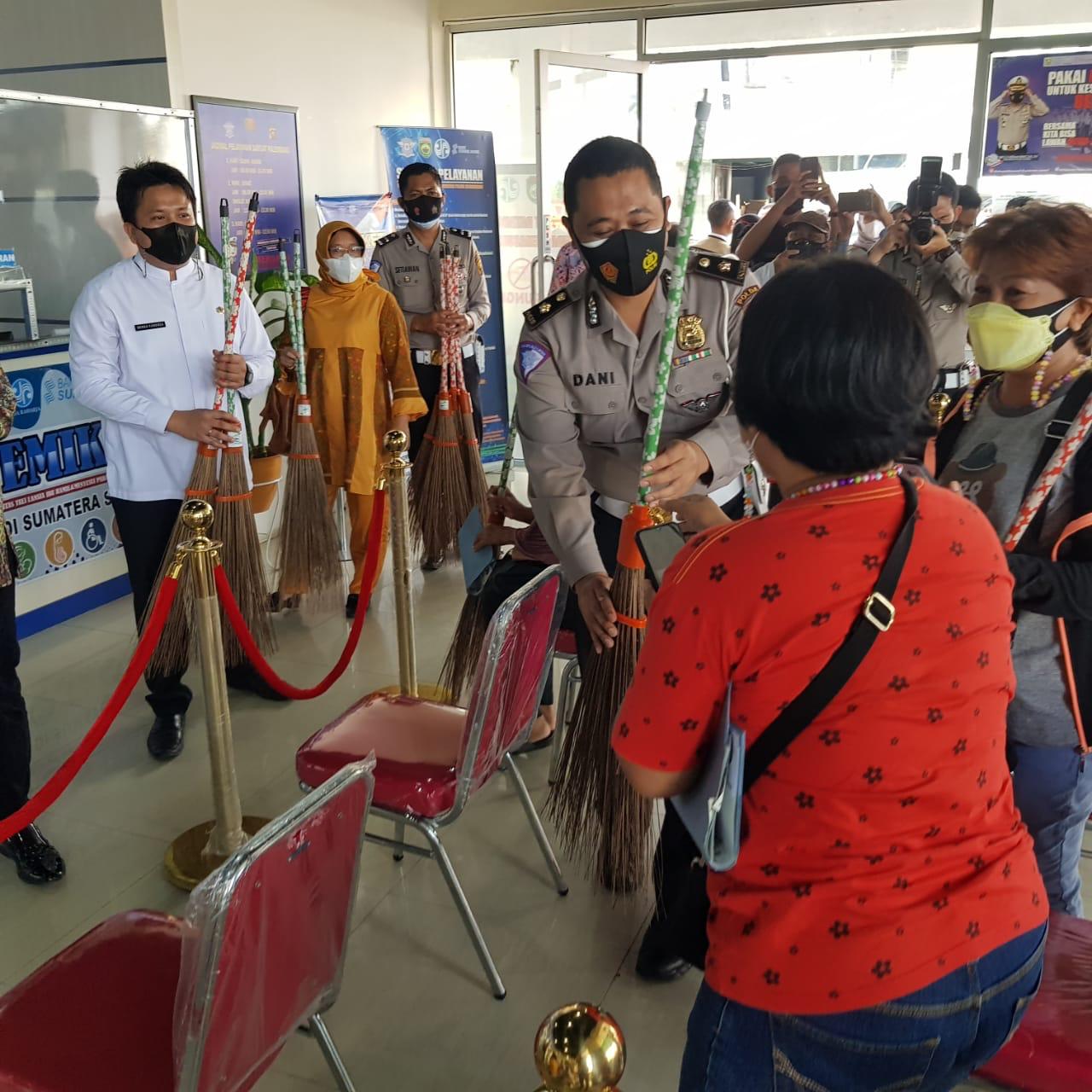  Sejumlah Kaum Disabilitas memberkan hadiah hasil Karya Kerajinan Tangan mereka kepada Samsat Polri, Sumsel, Rabu (30/6)