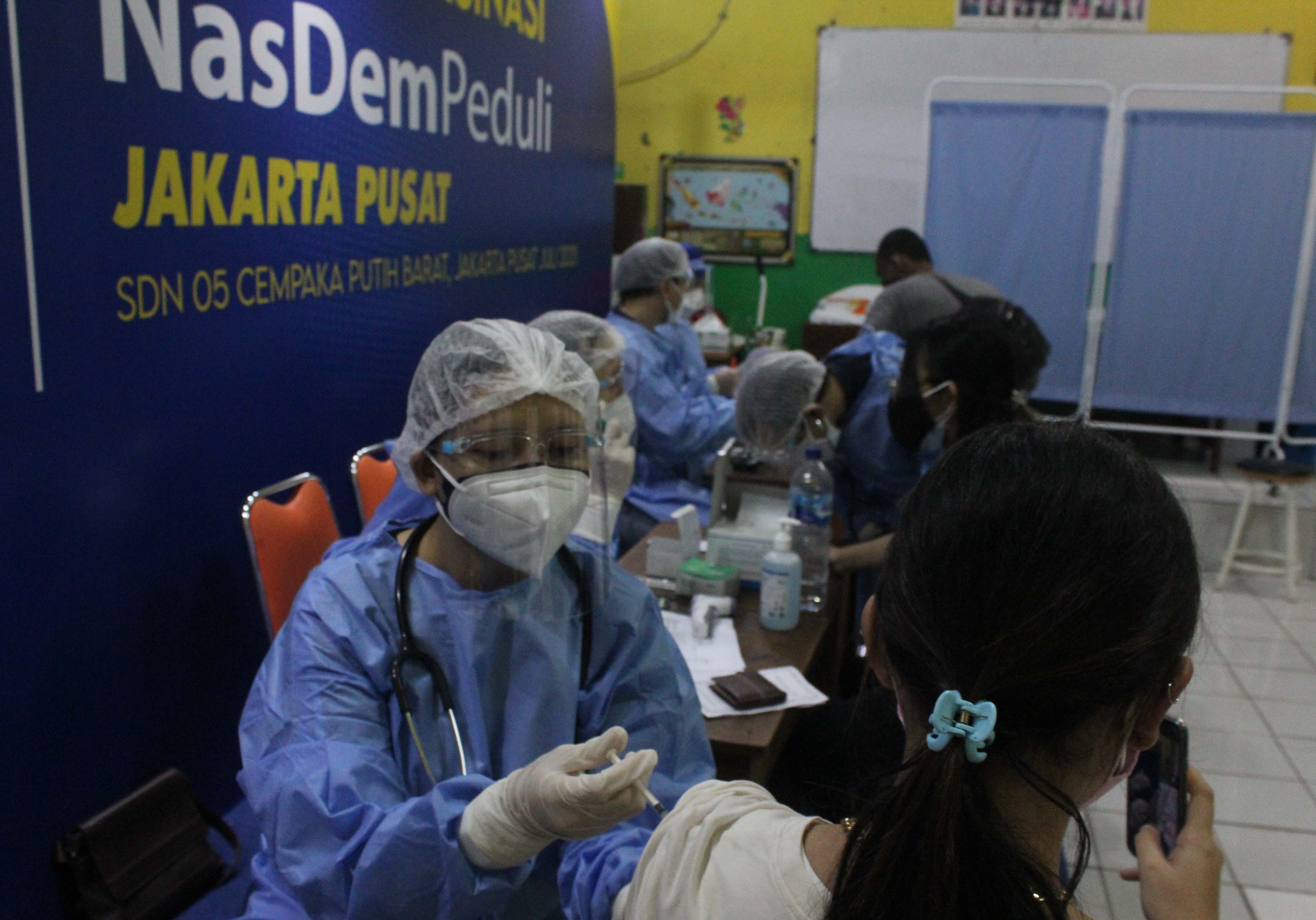  Peduli Pandemi Covid-19, NasDem Serahkan Bantuan Ambulans