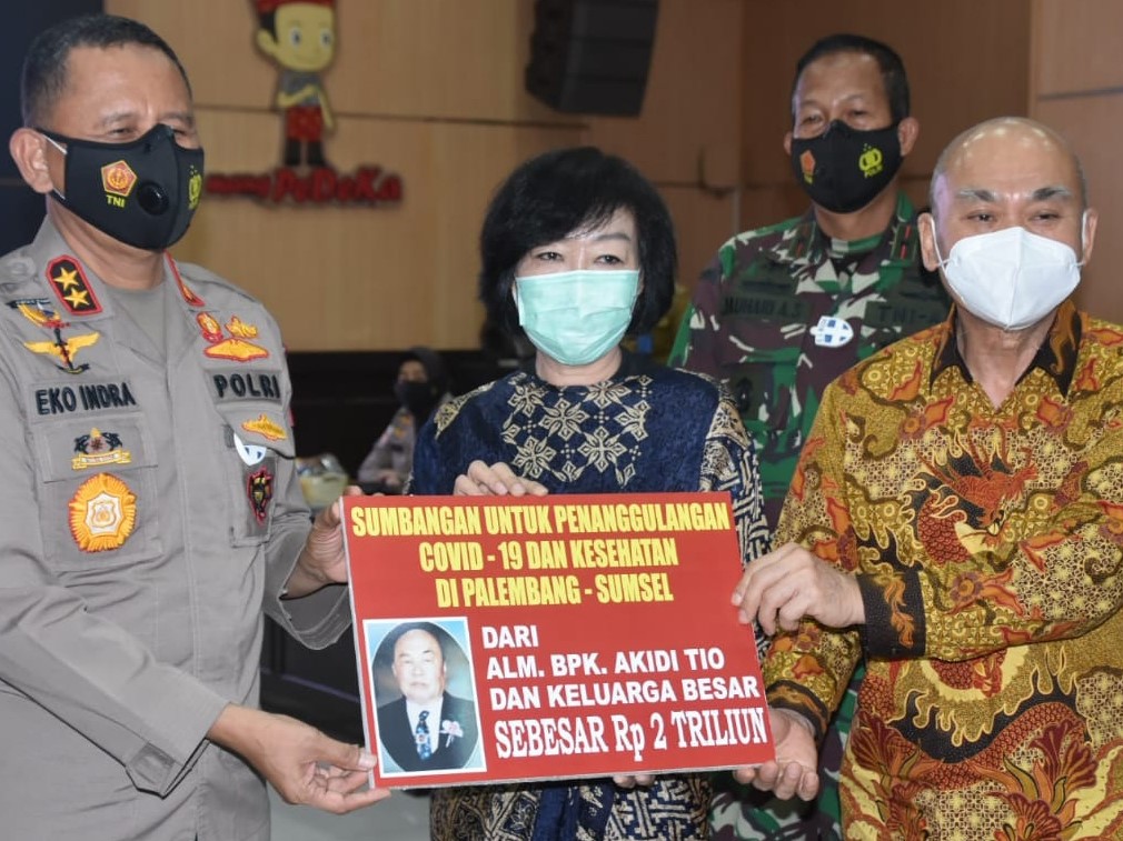 Keluarga mendiang pengusaha Akidi Tio menyerahkan secara simbolis bantuan sebesar Rp2 triliun.