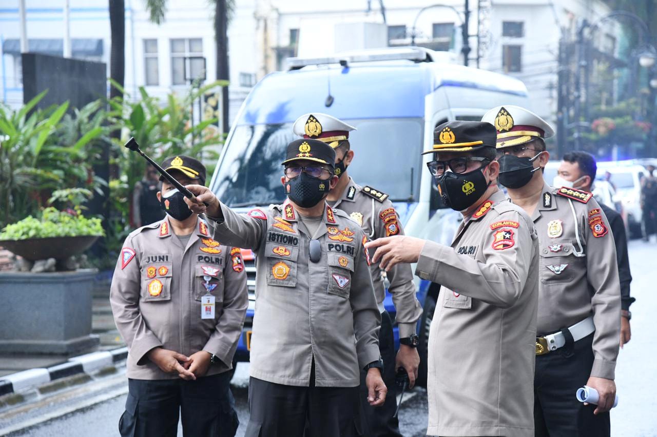 Kakorlantas, saat mengecek penyekatan yang dilakukan Polda Jabar, Sabtu (10/7).  Didampingi Kakorsabhara Baharkam Polri Irje