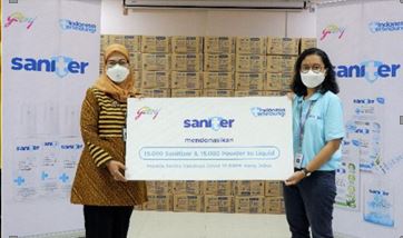 Penyerahan bantuan 30.000 produk Saniter oleh Brand Manager Saniter Indi Raisa Girsang (kanan).