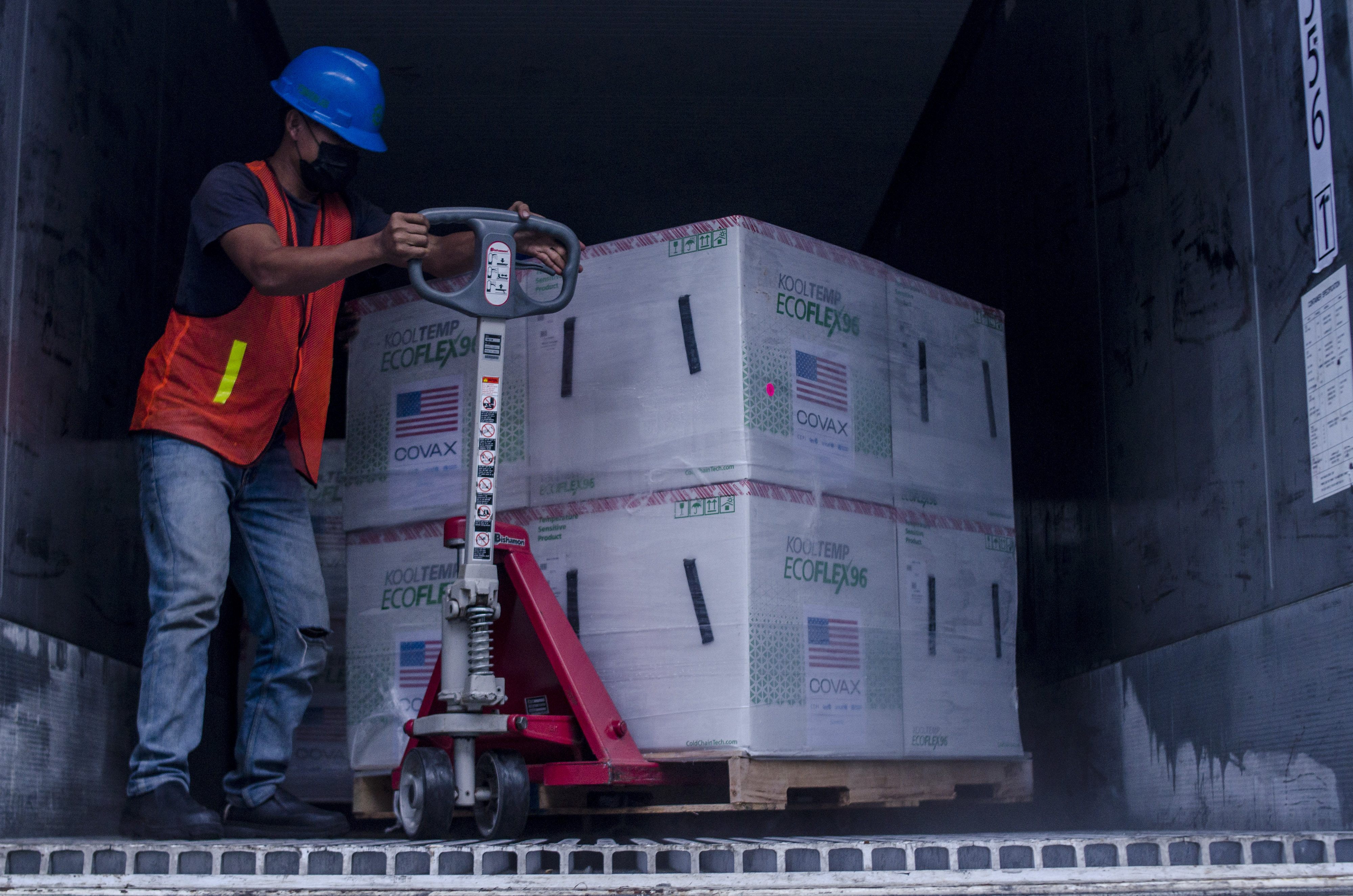 VAKSIN MODERNA: Pekerja membongkar muat vaksin Moderna saat tiba di Bio Farma, Bandung, Jawa Barat, Minggu (11/7/2021).