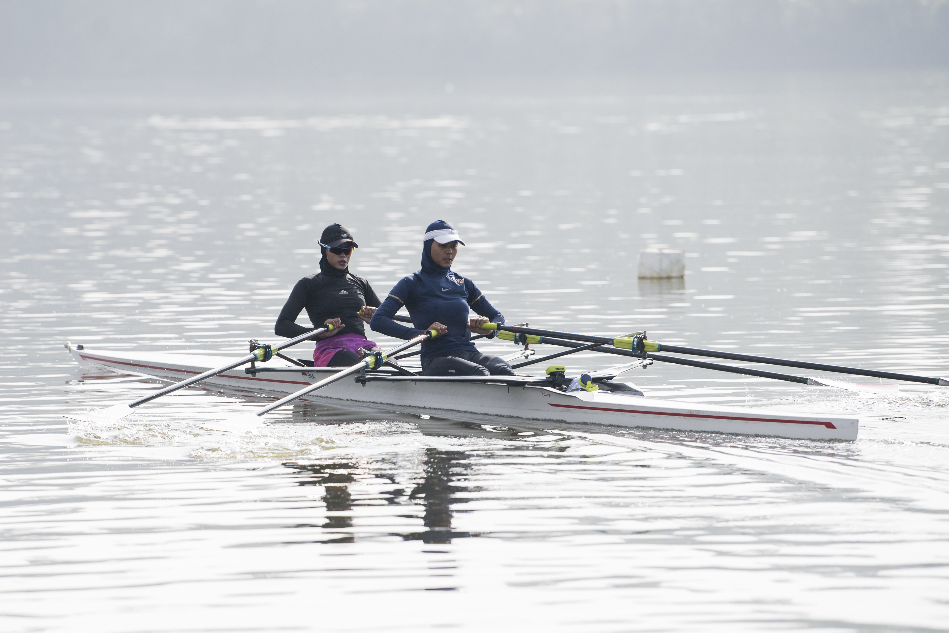 Padayung Melani Putri (kanan) dan Mutiara Rahma Putri (kiri) menjalani sesi latihan di Situ Cileunca, Pangalengan, Kabupaten Bandung, Jabar.