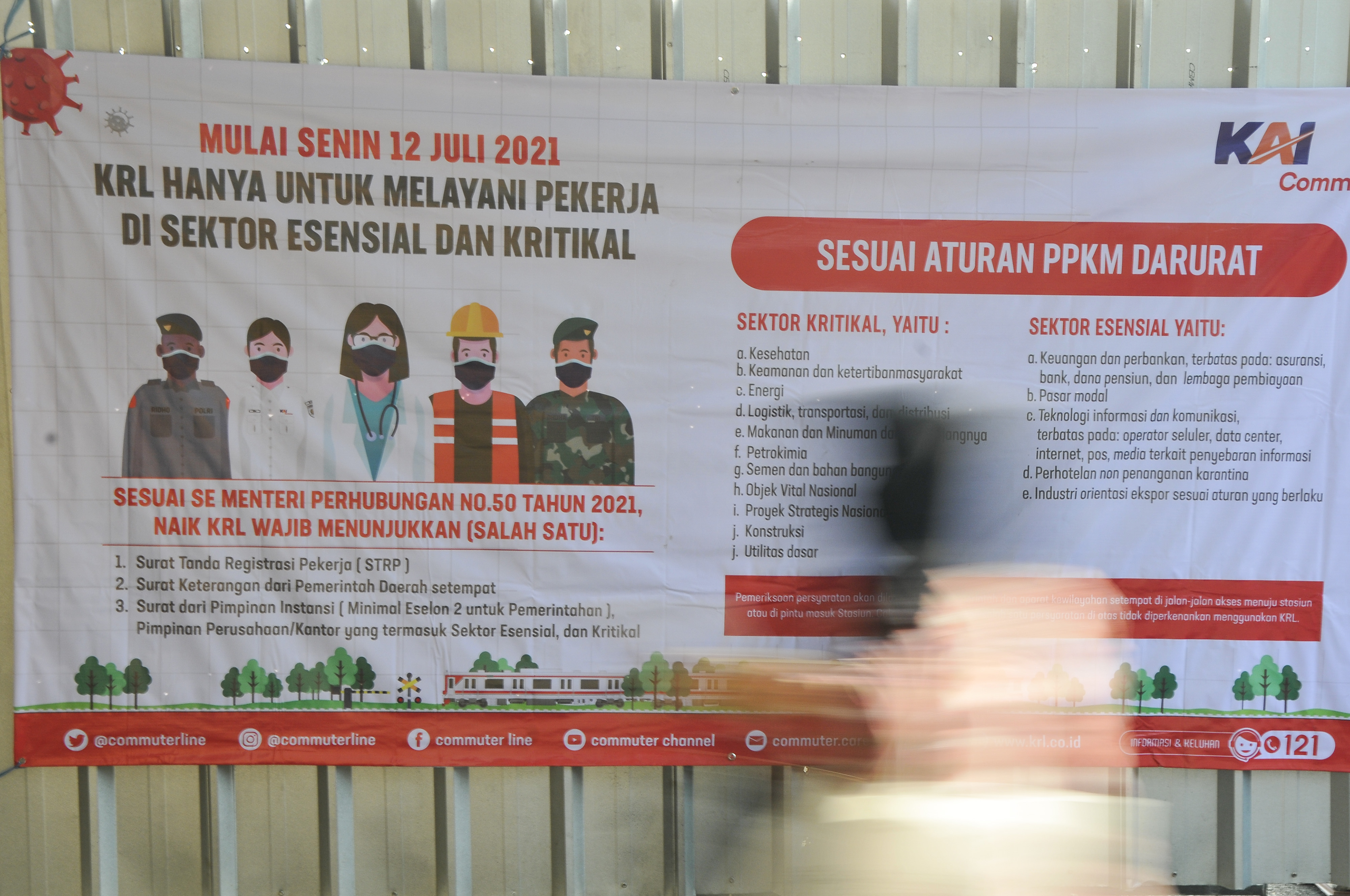 Spanduk aturan tenaga kerja yang bisa beraktivitas di kantor pada masa PPKM Darurat