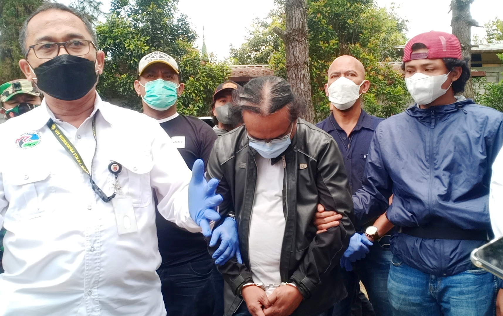 Polisi menangkap seorang tersangka bernama Sony Sudrajat (tengah) yang memproduksi obat-obatan terlarang di Kampung Barunagri, Lembang.